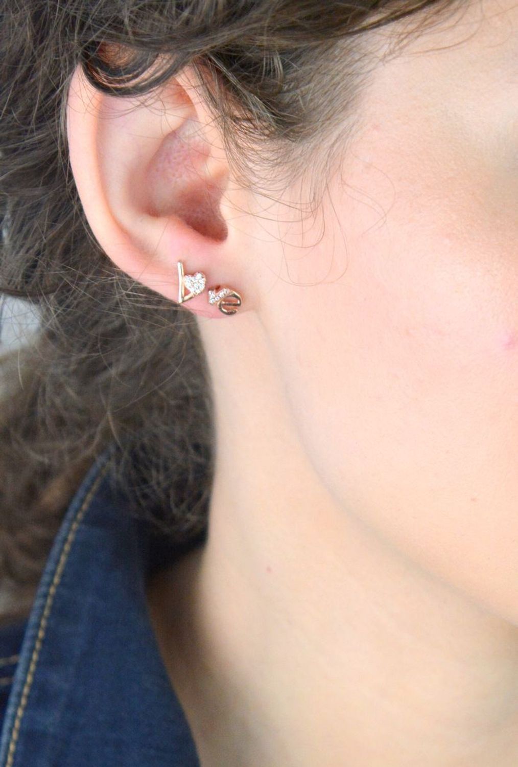 Kolczyki srebrne pozłacane różowe złoto napis LOVE, wkrętki próba 925 DIA-KLC-6986-925. Kolczyki w kolorze różowego złota. Kolczyki miedziane. Dwa różne kolczyki. Kolczyki srebrne miłość.1.jpg