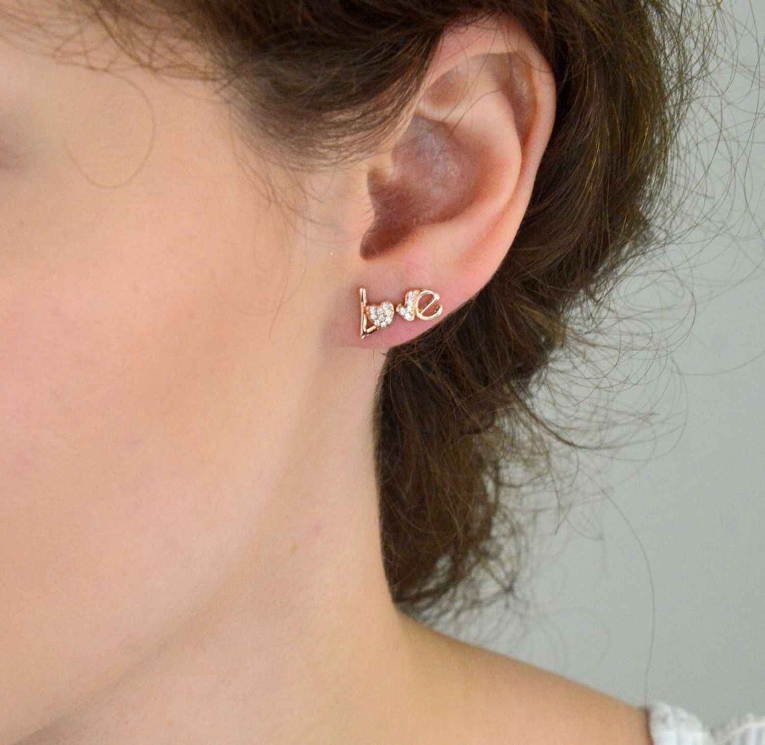 Kolczyki srebrne pozłacane różowe złoto napis LOVE, wkrętki próba 925 DIA-KLC-6986-925. Kolczyki w kolorze różowego złota. Kolczyki miedziane. Dwa różne kolczyki. Kolczyki srebrne miłość.1.jpg