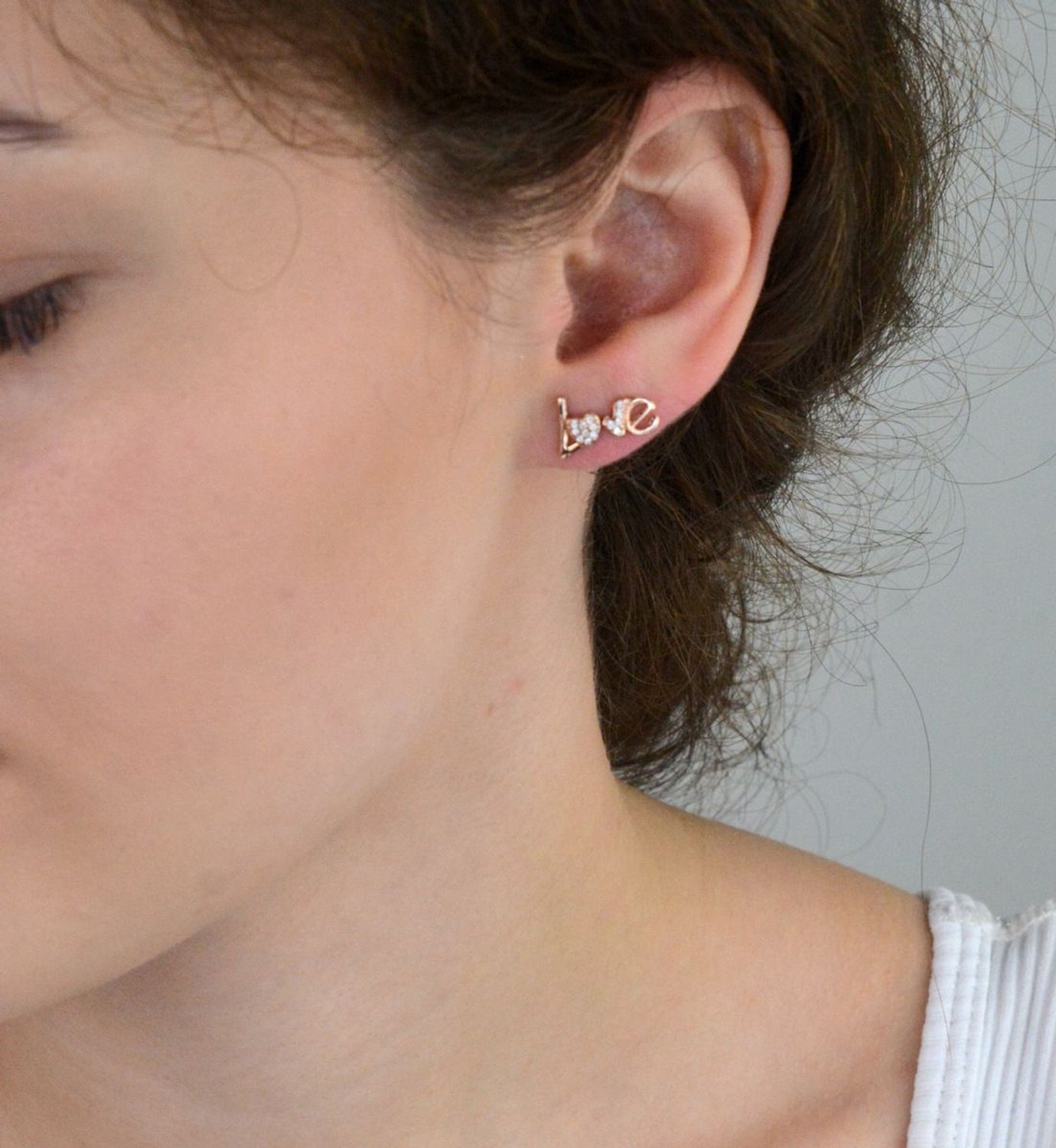 Kolczyki srebrne pozłacane różowe złoto napis LOVE, wkrętki próba 925 DIA-KLC-6986-925. Kolczyki w kolorze różowego złota. Kolczyki miedziane. Dwa różne kolczyki. Kolczyki srebrne miłość.1.jpg