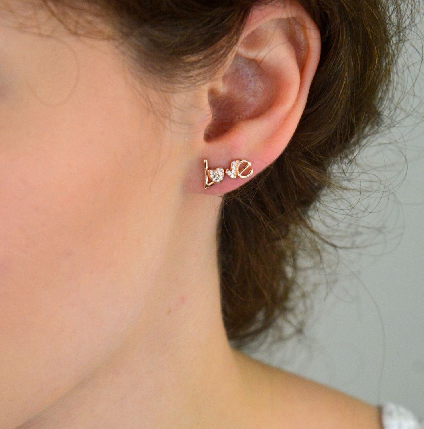 Kolczyki srebrne pozłacane różowe złoto napis LOVE, wkrętki próba 925 DIA-KLC-6986-925. Kolczyki w kolorze różowego złota. Kolczyki miedziane. Dwa różne kolczyki. Kolczyki srebrne miłość.1.jpg