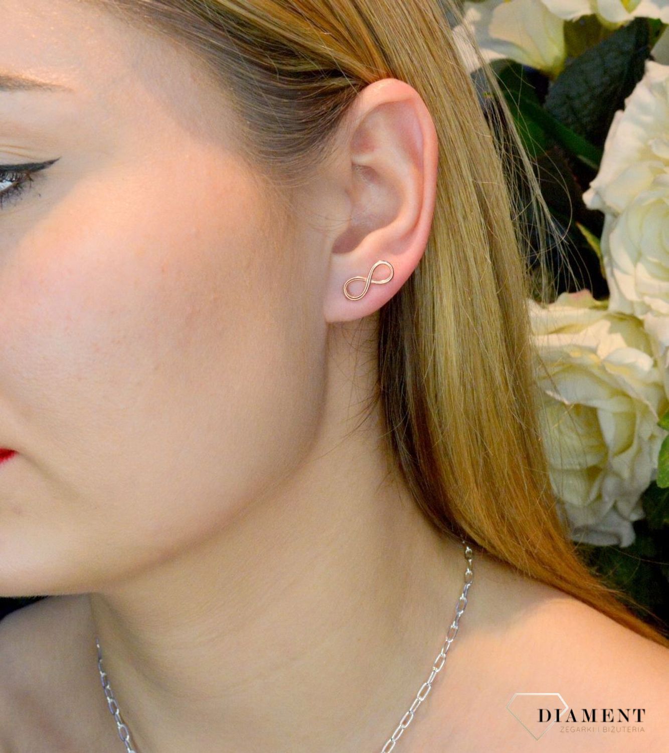 Srebrne kolczyki znak nieskończoności miedziane DIA-KLC-6989-925. Kolczyki srebrne w kolorze różowego złota. Miedziane wkrętki znak nieskończoności  pięknie błyszczy się w słońcu. Kolczyki wykonane z najwyższej jakości srebra.jpg