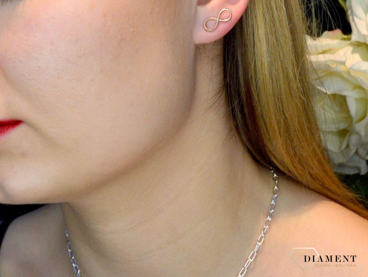 Srebrne kolczyki znak nieskończoności miedziane DIA-KLC-6989-925. Kolczyki srebrne w kolorze różowego złota. Miedziane wkrętki znak nieskończoności  pięknie błyszczy się w słońcu. Kolczyki wykonane z najwyższej jakości srebra.jpg