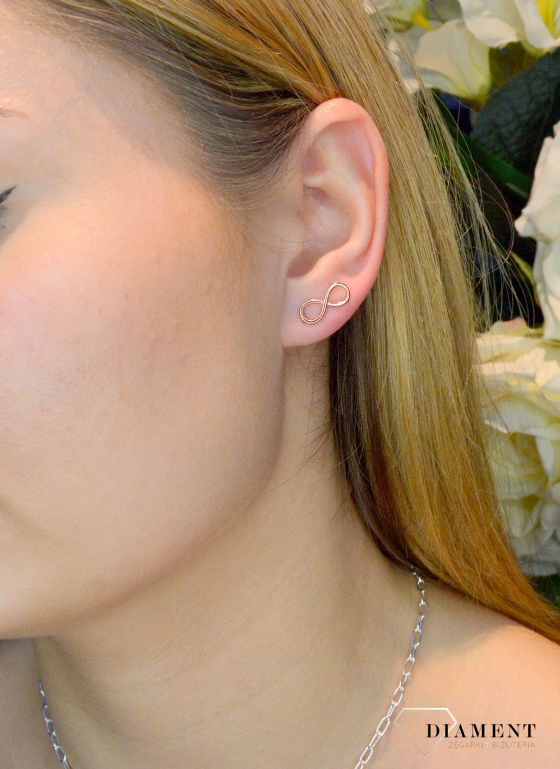Srebrne kolczyki znak nieskończoności miedziane DIA-KLC-6989-925. Kolczyki srebrne w kolorze różowego złota. Miedziane wkrętki znak nieskończoności  pięknie błyszczy się w słońcu. Kolczyki wykonane z najwyższej jakości srebra.jpg