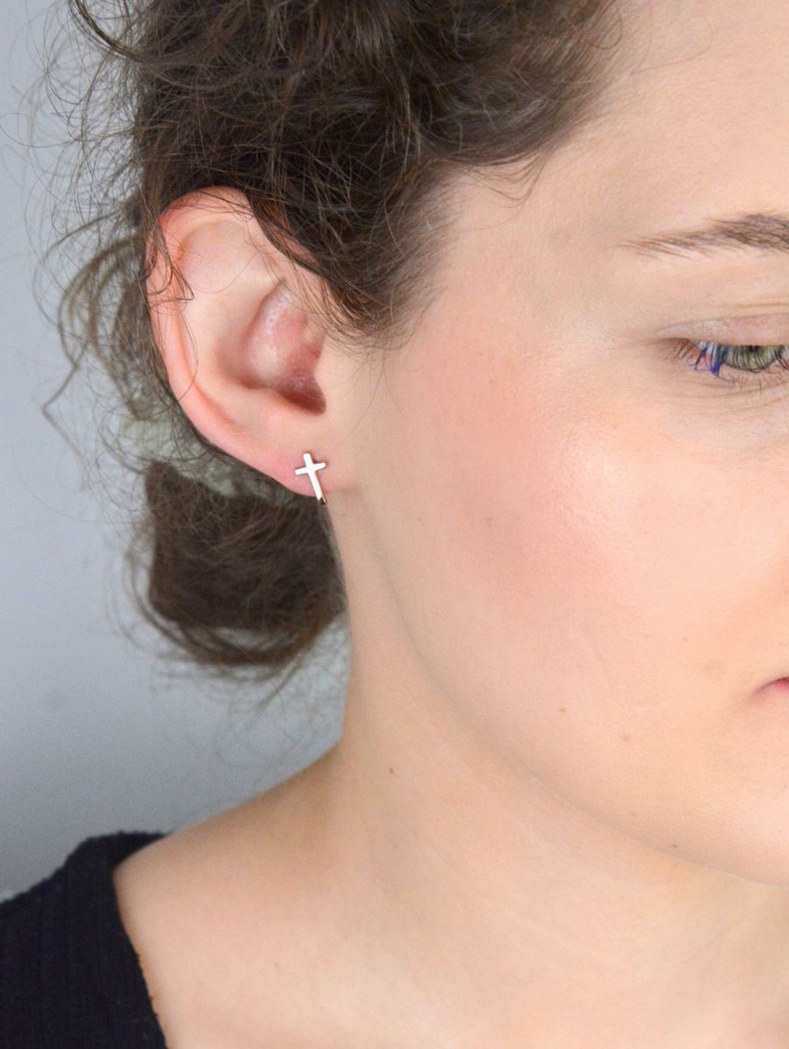 Kolczyki damskie krzyżyk srebrny z różowym pozłacaniem próba 925, DIA-KLC-6991-925 Poznaj wyjątkowe kolczyki, które łączą klasykę symbolu z nowoczesną elegancją. 1.jpg