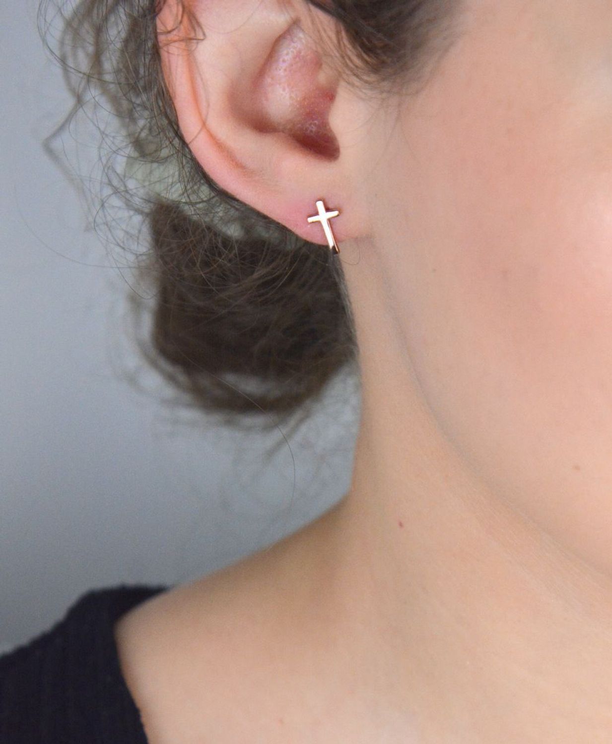 Kolczyki damskie krzyżyk srebrny z różowym pozłacaniem próba 925, DIA-KLC-6991-925 Poznaj wyjątkowe kolczyki, które łączą klasykę symbolu z nowoczesną elegancją. 1.jpg