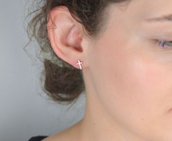 Minimalistyczne kolczyki srebrne próby 925 w kształcie krzyżyka, pozłacane różowym złotem. Symboliczna, lekka biżuteria o eleganckim charakterze. Idealna na co dzień i na prezent. Pamiątka I Komunii Świętej (1).JPG