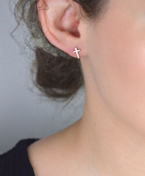 Minimalistyczne kolczyki srebrne próby 925 w kształcie krzyżyka, pozłacane różowym złotem. Symboliczna, lekka biżuteria o eleganckim charakterze. Idealna na co dzień i na prezent. Pamiątka I Komunii Świętej (3).JPG