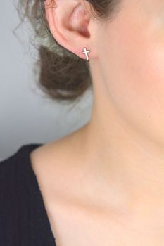 Minimalistyczne kolczyki srebrne próby 925 w kształcie krzyżyka, pozłacane różowym złotem. Symboliczna, lekka biżuteria o eleganckim charakterze. Idealna na co dzień i na prezent. Pamiątka I Komunii Świętej (4).JPG