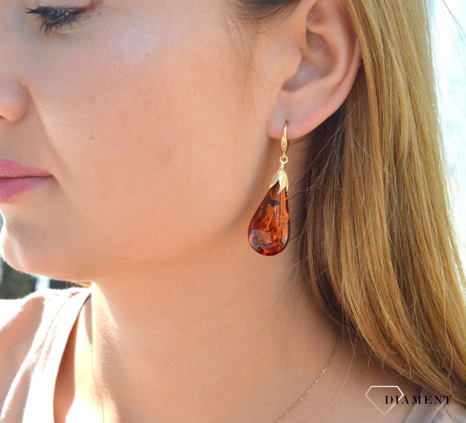 Złote kolczyki 585 z bursztynem bałtyckim sopelki DIA-KLC-6995-585. Złote kolczyki z bursztynem bałtyckim. Złote kolczyki o kształcie sopelek. Złote kolczyki z zapięciem angielskim. Złote kolczyki idealne na prezent..jpg