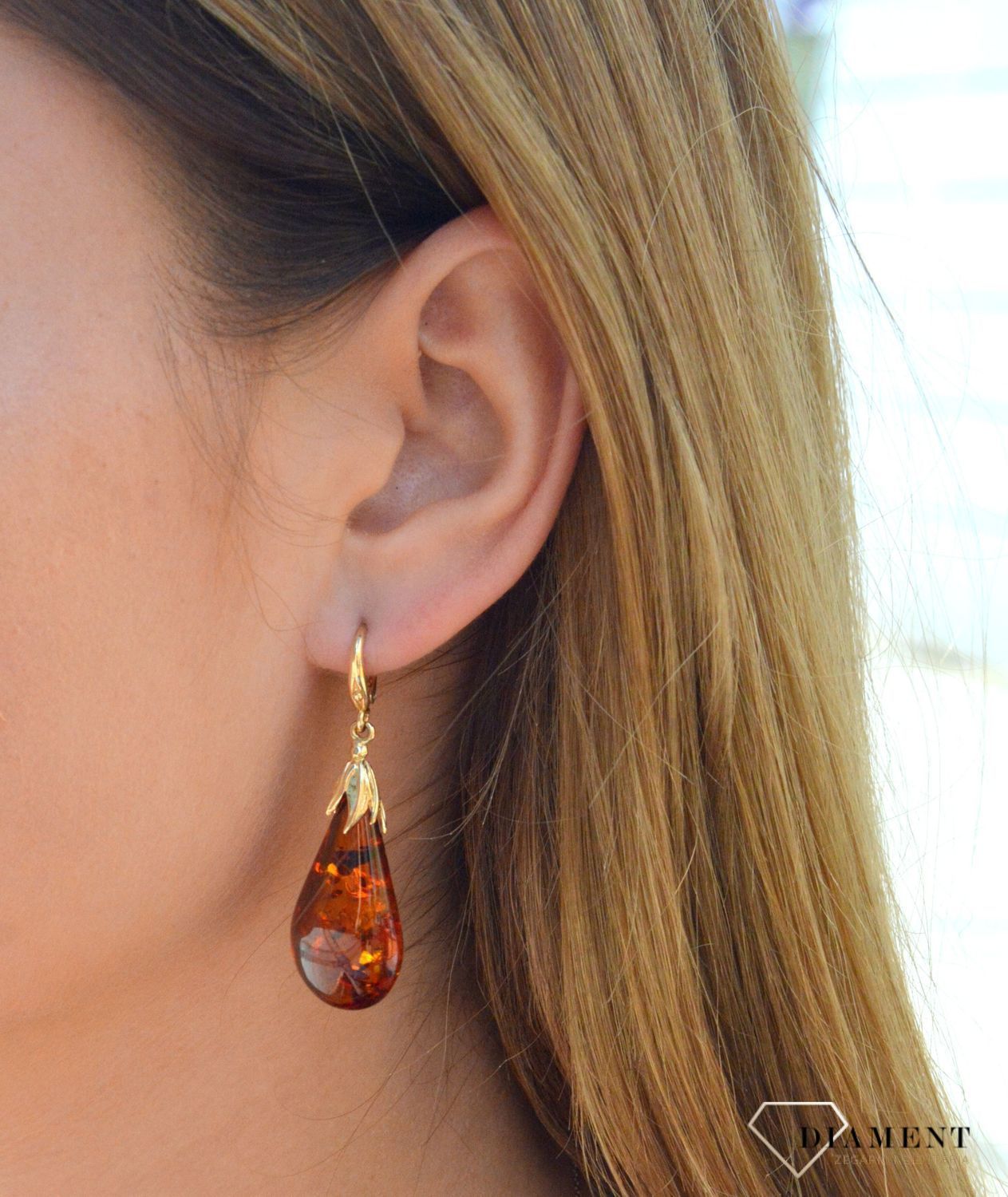 Złote kolczyki 585 z bursztynem bałtyckim sopelki DIA-KLC-6995-585. Złote kolczyki z bursztynem bałtyckim. Złote kolczyki o kształcie sopelek. Złote kolczyki z zapięciem angielskim. Złote kolczyki idealne na prezent..jpg