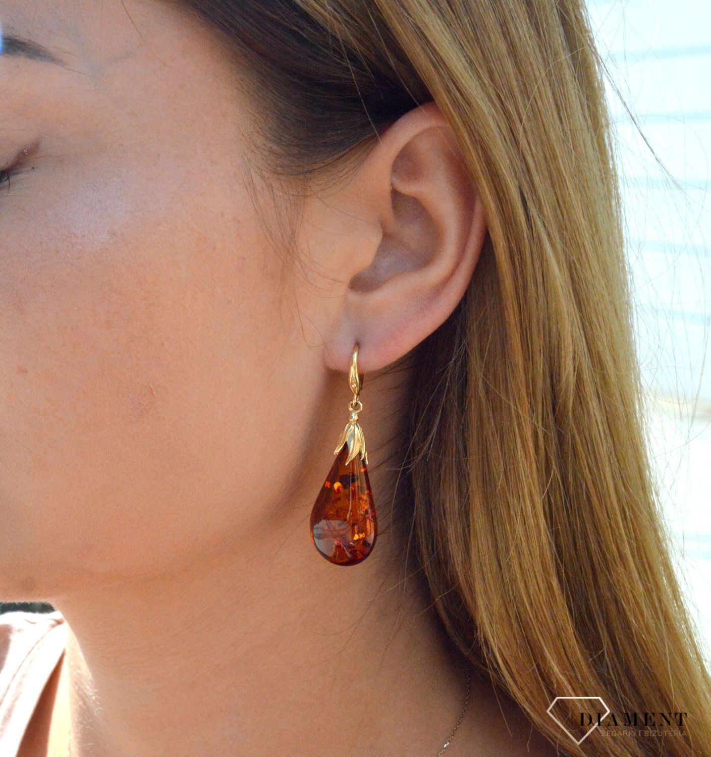 Złote kolczyki 585 z bursztynem bałtyckim sopelki DIA-KLC-6995-585. Złote kolczyki z bursztynem bałtyckim. Złote kolczyki o kształcie sopelek. Złote kolczyki z zapięciem angielskim. Złote kolczyki idealne na prezent..jpg