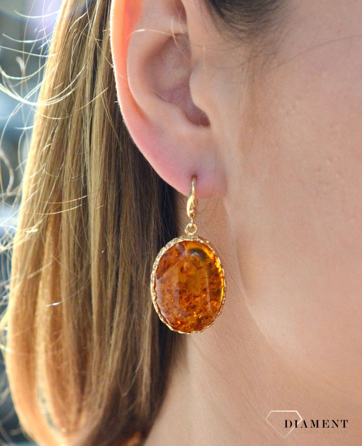 Złote kolczyki 585 bursztynem bałtyckim DIA-KLC-6996-585. Złote kolczyki z bursztynem bałtyckim. Złote kolczyki w owalnym kształcie. Złote kolczyki z zapięciem angielskim. Złote kolczyki idealne na prezent..jpg