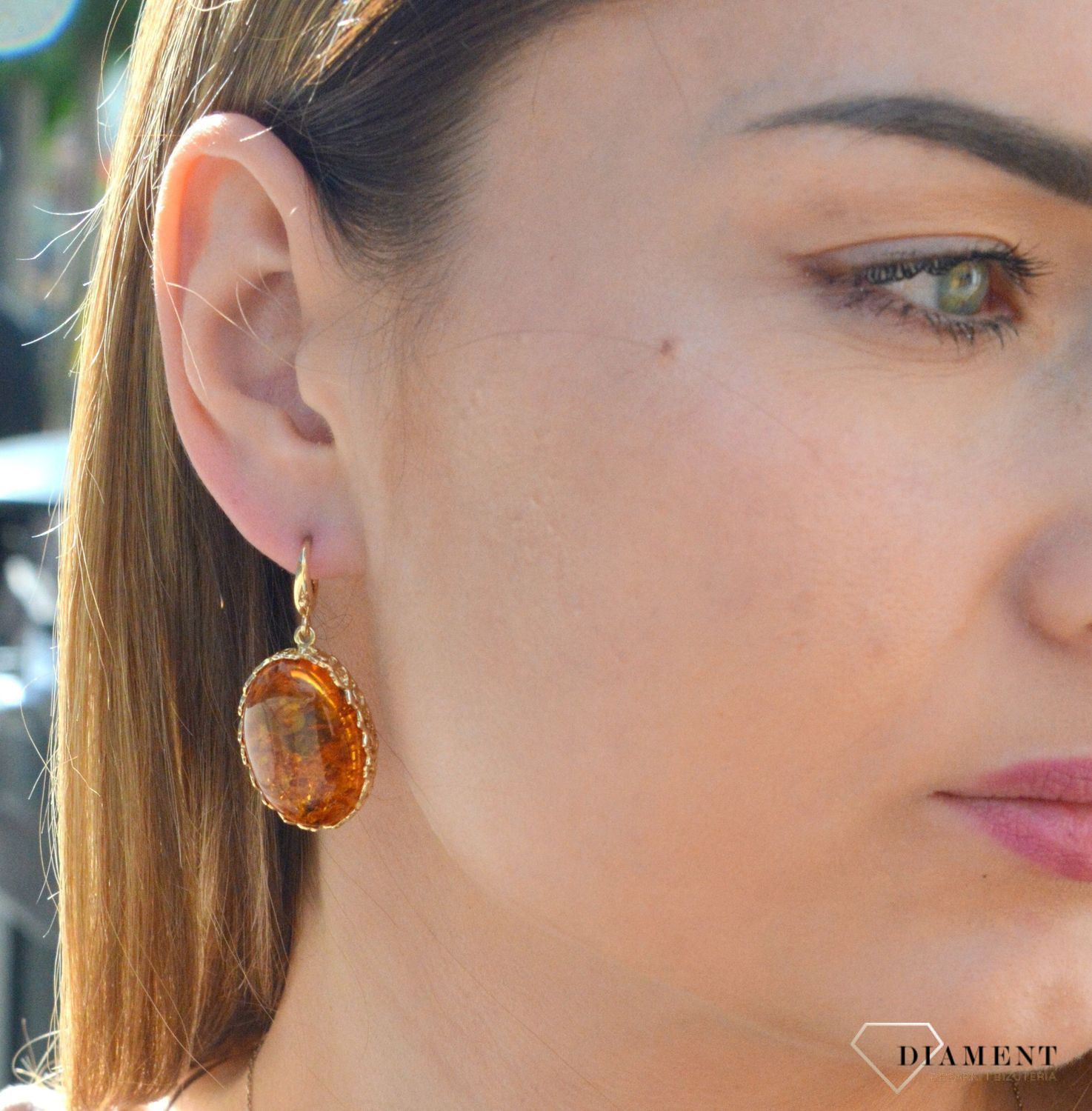 Złote kolczyki 585 bursztynem bałtyckim DIA-KLC-6996-585. Złote kolczyki z bursztynem bałtyckim. Złote kolczyki w owalnym kształcie. Złote kolczyki z zapięciem angielskim. Złote kolczyki idealne na prezent..jpg