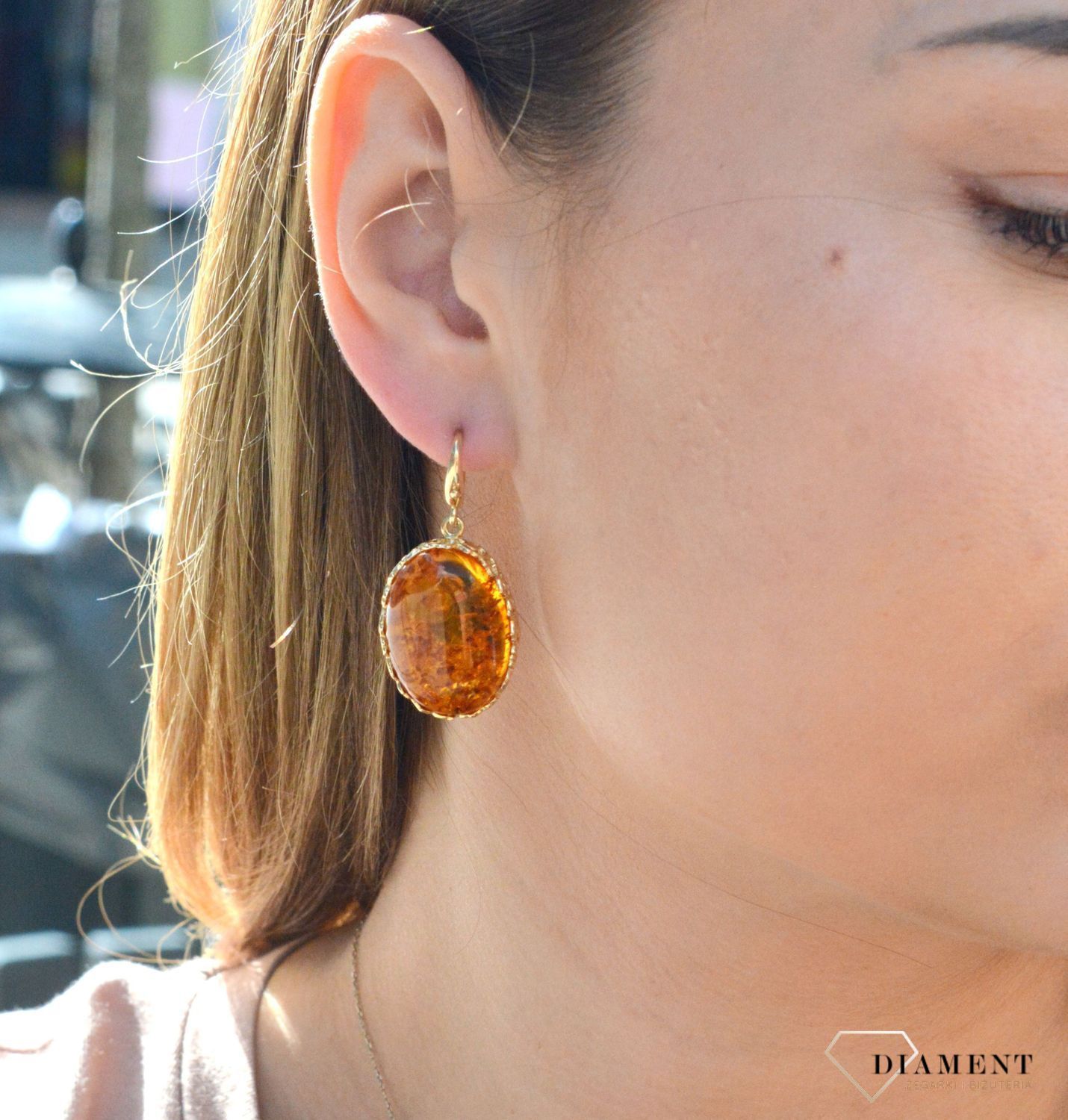Złote kolczyki 585 bursztynem bałtyckim DIA-KLC-6996-585. Złote kolczyki z bursztynem bałtyckim. Złote kolczyki w owalnym kształcie. Złote kolczyki z zapięciem angielskim. Złote kolczyki idealne na prezent..jpg