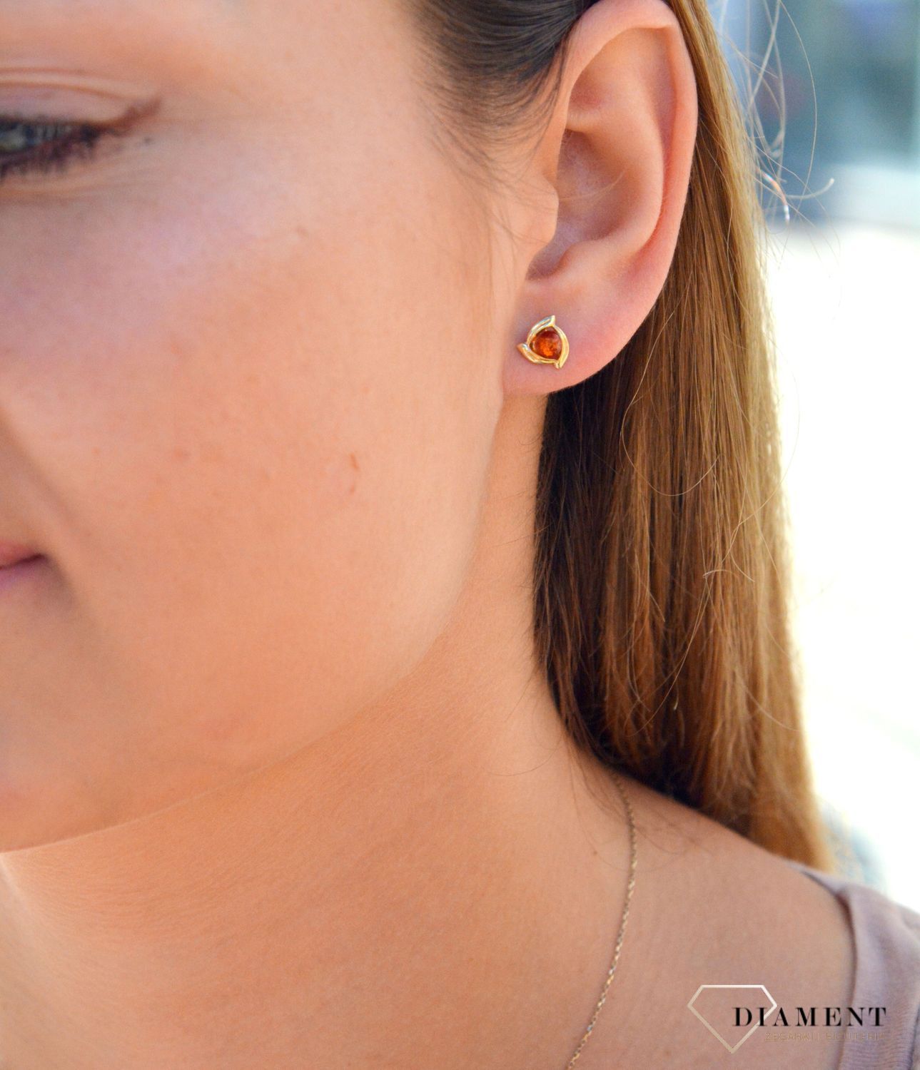 Złote kolczyki 585 z bursztynem bałtyckim wkrętki DIA-KLC-6998-585. Złote kolczyki z bursztynem. Złote kolczyki okrągłe. Złote kolczyki z bursztynem bałtyckim. Złote kolczyki wkrętki. Kolczyki z kamieniem naturalnym..jpg