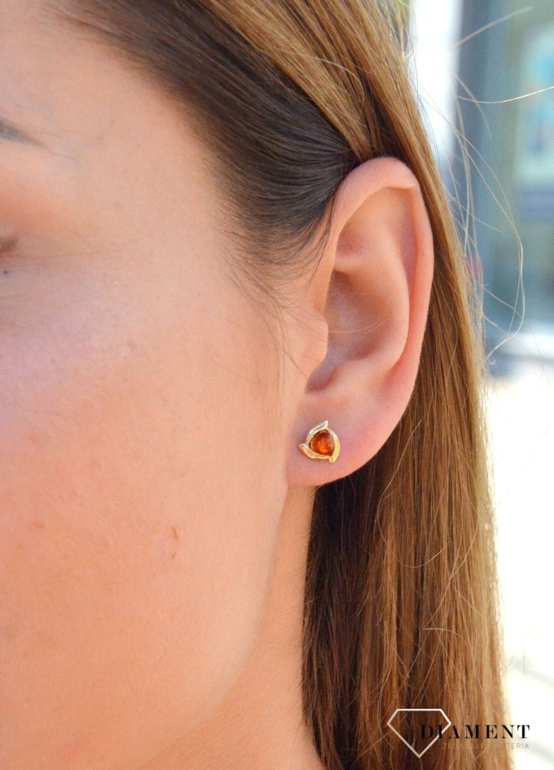 Złote kolczyki 585 z bursztynem bałtyckim wkrętki DIA-KLC-6998-585. Złote kolczyki z bursztynem. Złote kolczyki okrągłe. Złote kolczyki z bursztynem bałtyckim. Złote kolczyki wkrętki. Kolczyki z kamieniem naturalnym..jpg