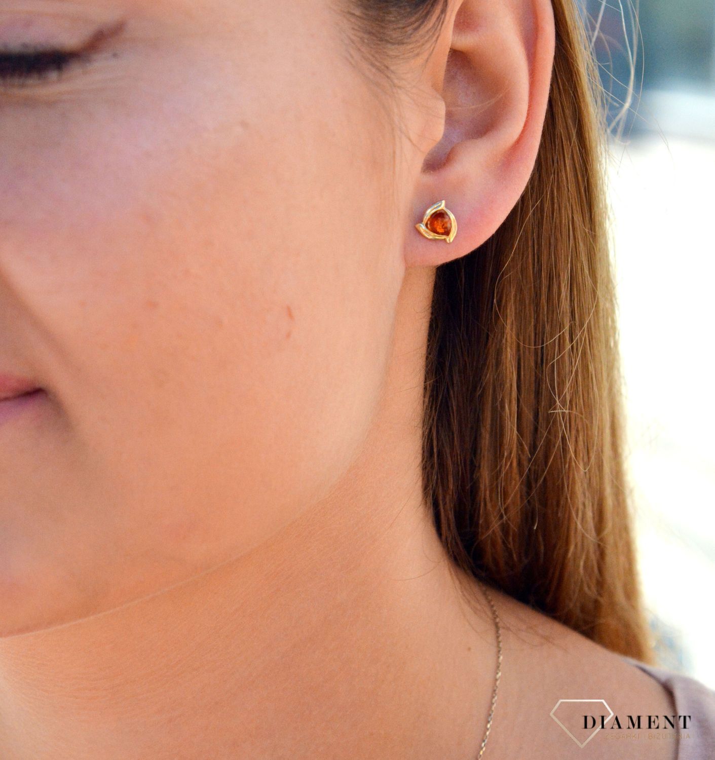 Złote kolczyki 585 z bursztynem bałtyckim wkrętki DIA-KLC-6998-585. Złote kolczyki z bursztynem. Złote kolczyki okrągłe. Złote kolczyki z bursztynem bałtyckim. Złote kolczyki wkrętki. Kolczyki z kamieniem naturalnym..jpg