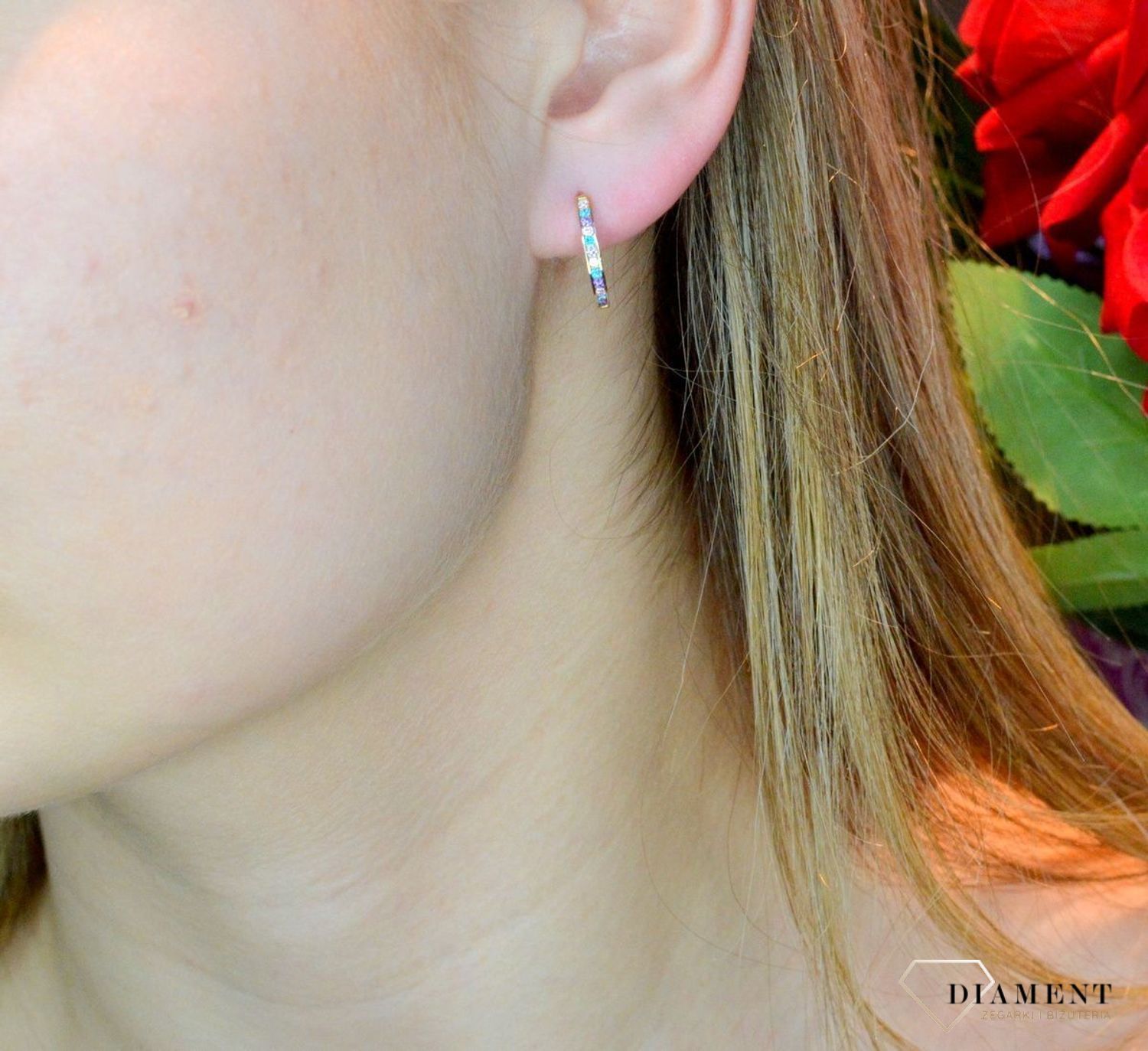 Złote kolczyki 585 owalne z kolorowymi cyrkoniami DIA-KLC-7-25-K00542-2-585. Piękne i kobiece kolczyki idealnie podkreślą subtelny urok minimalistycznych stylizacji. Doskonałe na prezent. Kolczyki z kolorowymi cyrkoniami dodają blask.jpg