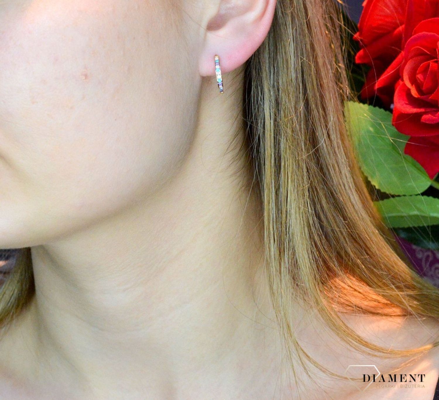 Złote kolczyki 585 owalne z kolorowymi cyrkoniami DIA-KLC-7-25-K00542-2-585. Piękne i kobiece kolczyki idealnie podkreślą subtelny urok minimalistycznych stylizacji. Doskonałe na prezent. Kolczyki z kolorowymi cyrkoniami dodają blask.jpg