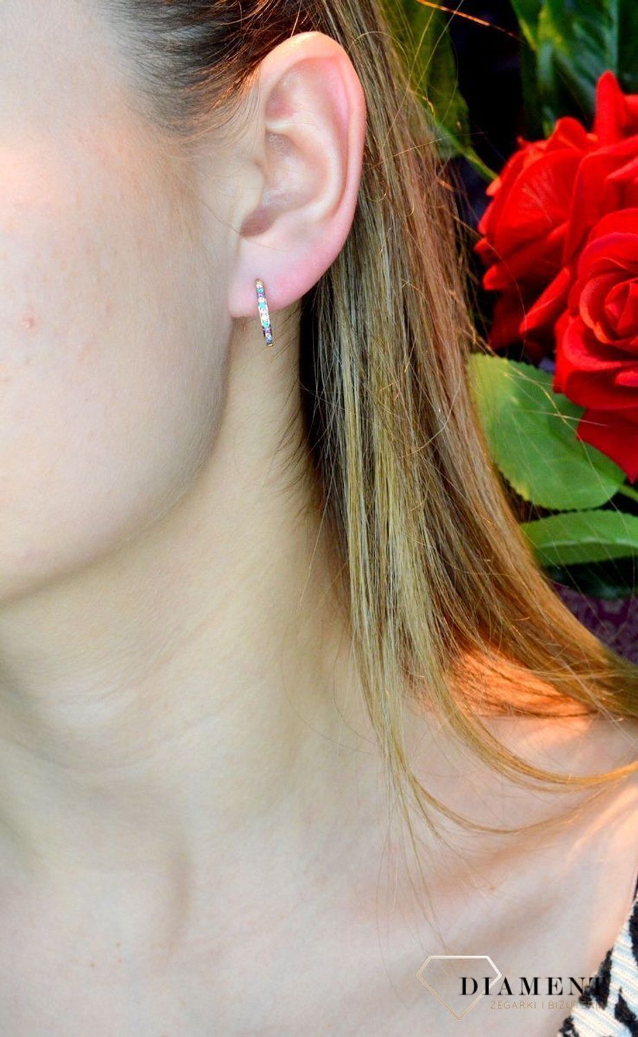 Złote kolczyki 585 owalne z kolorowymi cyrkoniami DIA-KLC-7-25-K00542-2-585. Piękne i kobiece kolczyki idealnie podkreślą subtelny urok minimalistycznych stylizacji. Doskonałe na prezent. Kolczyki z kolorowymi cyrkoniami dodają blask.jpg