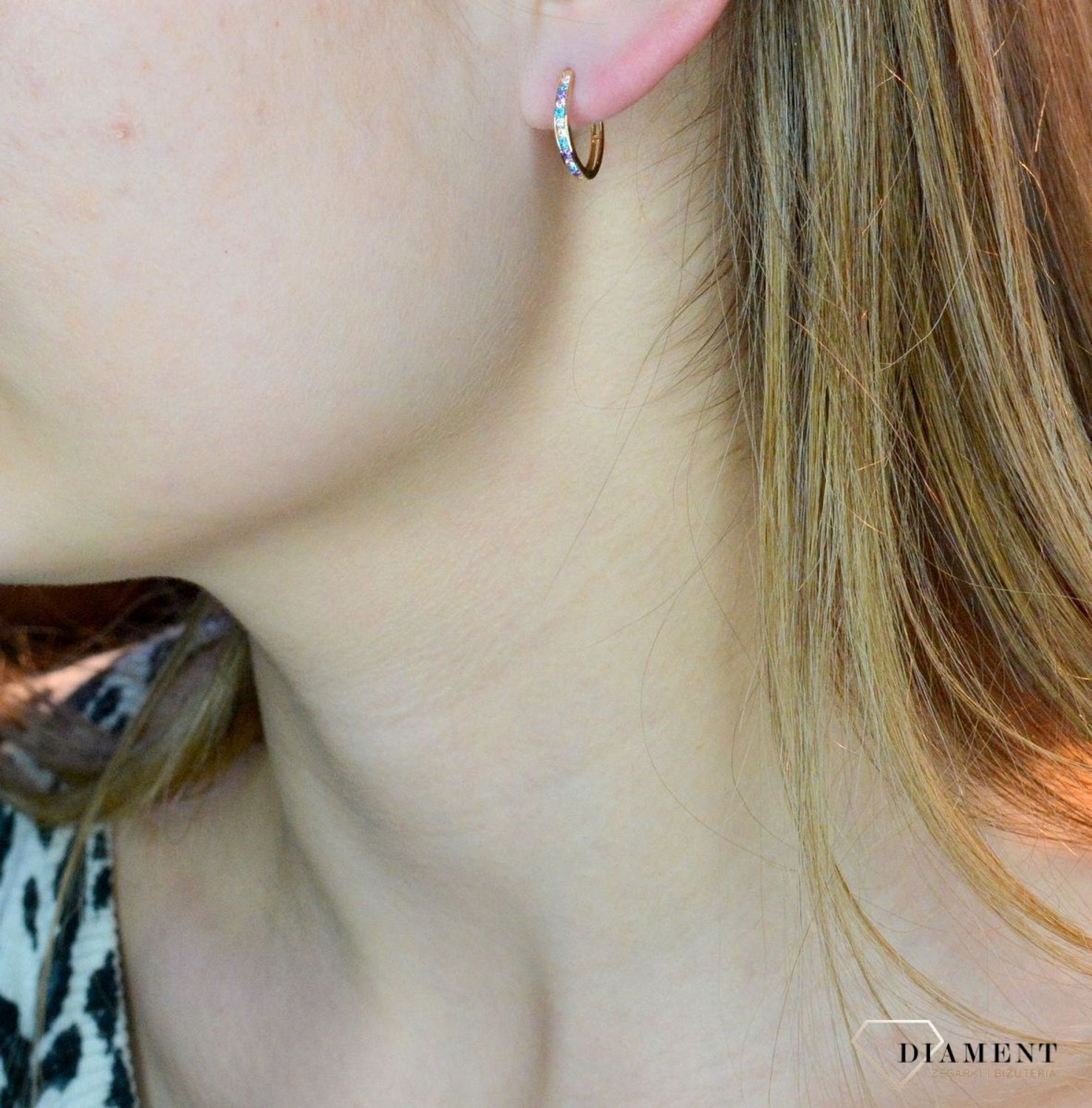 Złote kolczyki 585 owalne z kolorowymi cyrkoniami DIA-KLC-7-25-K00542-2-585. Piękne i kobiece kolczyki idealnie podkreślą subtelny urok minimalistycznych stylizacji. Doskonałe na prezent. Kolczyki z kolorowymi cyrkoniami dodają blask.jpg