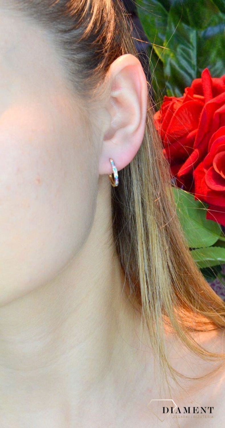 Złote kolczyki 585 owalne z kolorowymi cyrkoniami DIA-KLC-7-25-K00542-2-585. Piękne i kobiece kolczyki idealnie podkreślą subtelny urok minimalistycznych stylizacji. Doskonałe na prezent. Kolczyki z kolorowymi cyrkoniami dodają blask.jpg