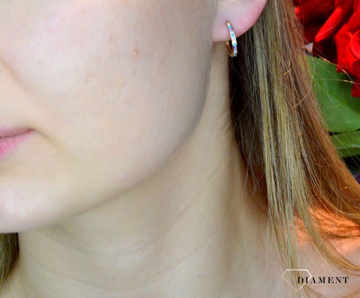 Złote kolczyki 585 owalne z kolorowymi cyrkoniami DIA-KLC-7-25-K00542-2-585. Piękne i kobiece kolczyki idealnie podkreślą subtelny urok minimalistycznych stylizacji. Doskonałe na prezent. Kolczyki z kolorowymi cyrkoniami dodają blask.jpg