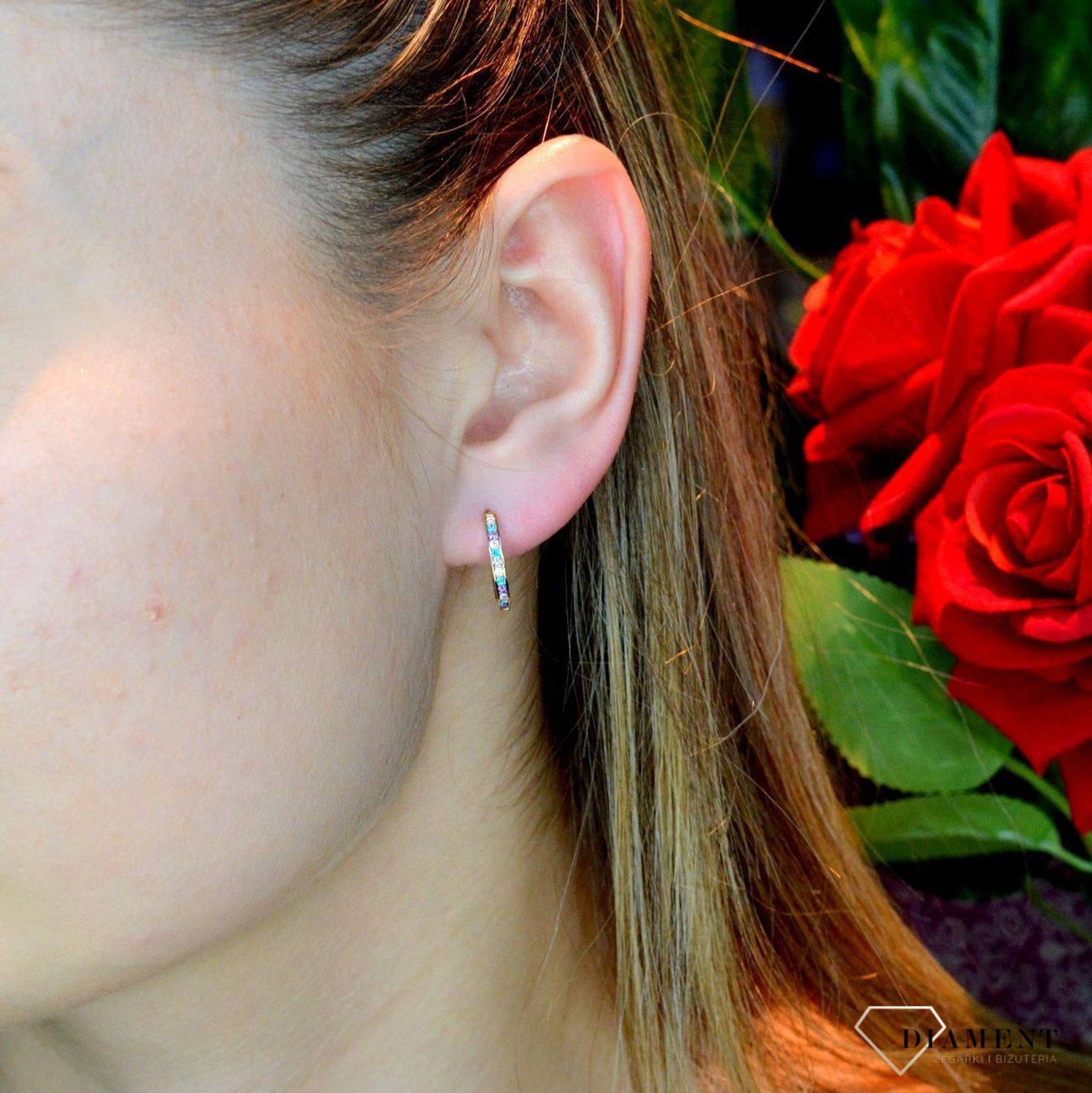 Złote kolczyki 585 owalne z kolorowymi cyrkoniami DIA-KLC-7-25-K00542-2-585. Piękne i kobiece kolczyki idealnie podkreślą subtelny urok minimalistycznych stylizacji. Doskonałe na prezent. Kolczyki z kolorowymi cyrkoniami dodają blask.jpg