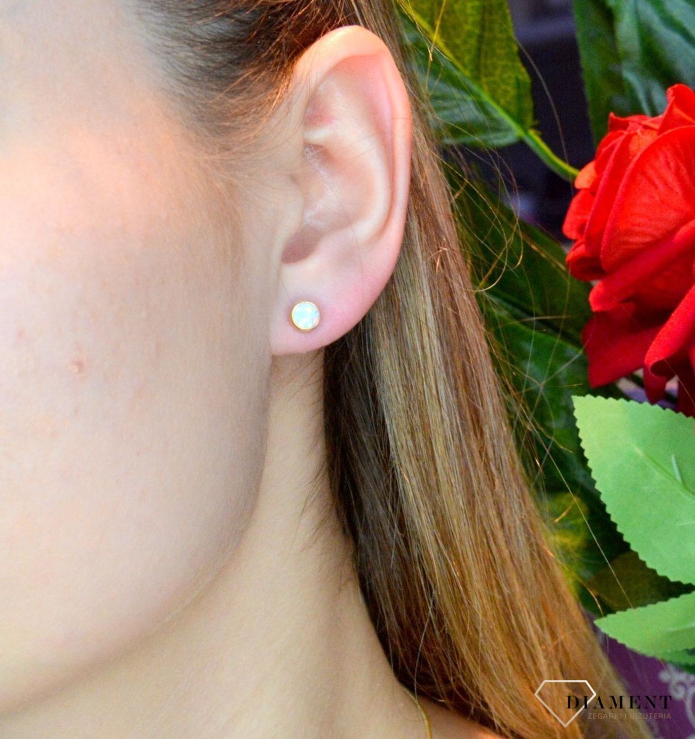 Złote kolczyki 585 wkrętki z opalem DIA-KLC-7-21-K01127-2-585. Kolczyki z wygodnym zapięciem na sztyft. Kolczyki można połączyć z pozostała biżuterią i stworzyć modne sety. Kolczyki zostały ozdobione opalem. Wielkość kolczyków 0,5 cm.jpg