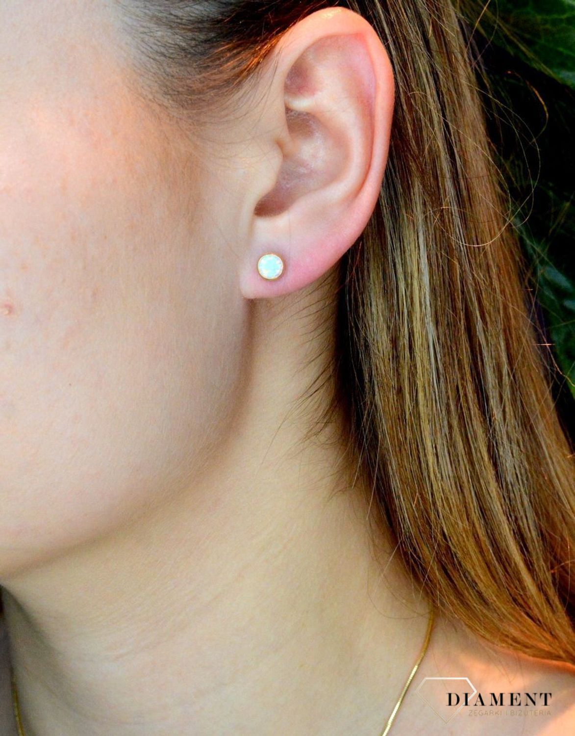 Złote kolczyki 585 wkrętki z opalem DIA-KLC-7-21-K01127-2-585. Kolczyki z wygodnym zapięciem na sztyft. Kolczyki można połączyć z pozostała biżuterią i stworzyć modne sety. Kolczyki zostały ozdobione opalem. Wielkość kolczyków 0,5 cm.jpg