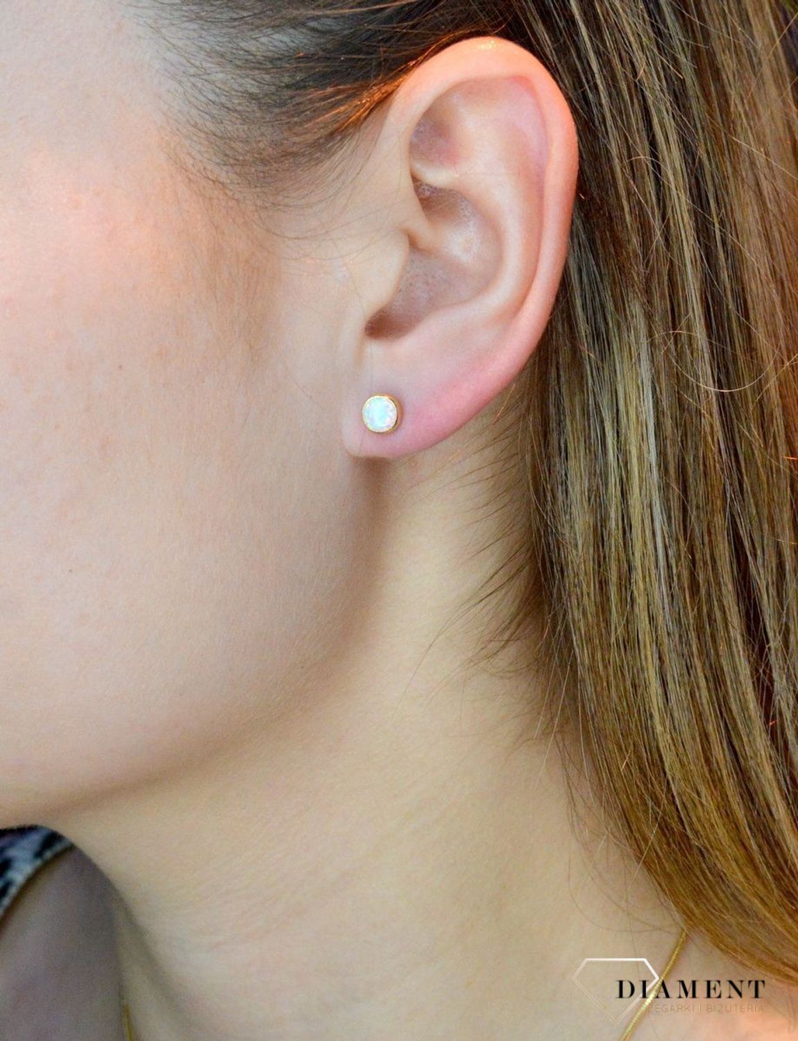 Złote kolczyki 585 wkrętki z opalem DIA-KLC-7-21-K01127-2-585. Kolczyki z wygodnym zapięciem na sztyft. Kolczyki można połączyć z pozostała biżuterią i stworzyć modne sety. Kolczyki zostały ozdobione opalem. Wielkość kolczyków 0,5 cm.jpg