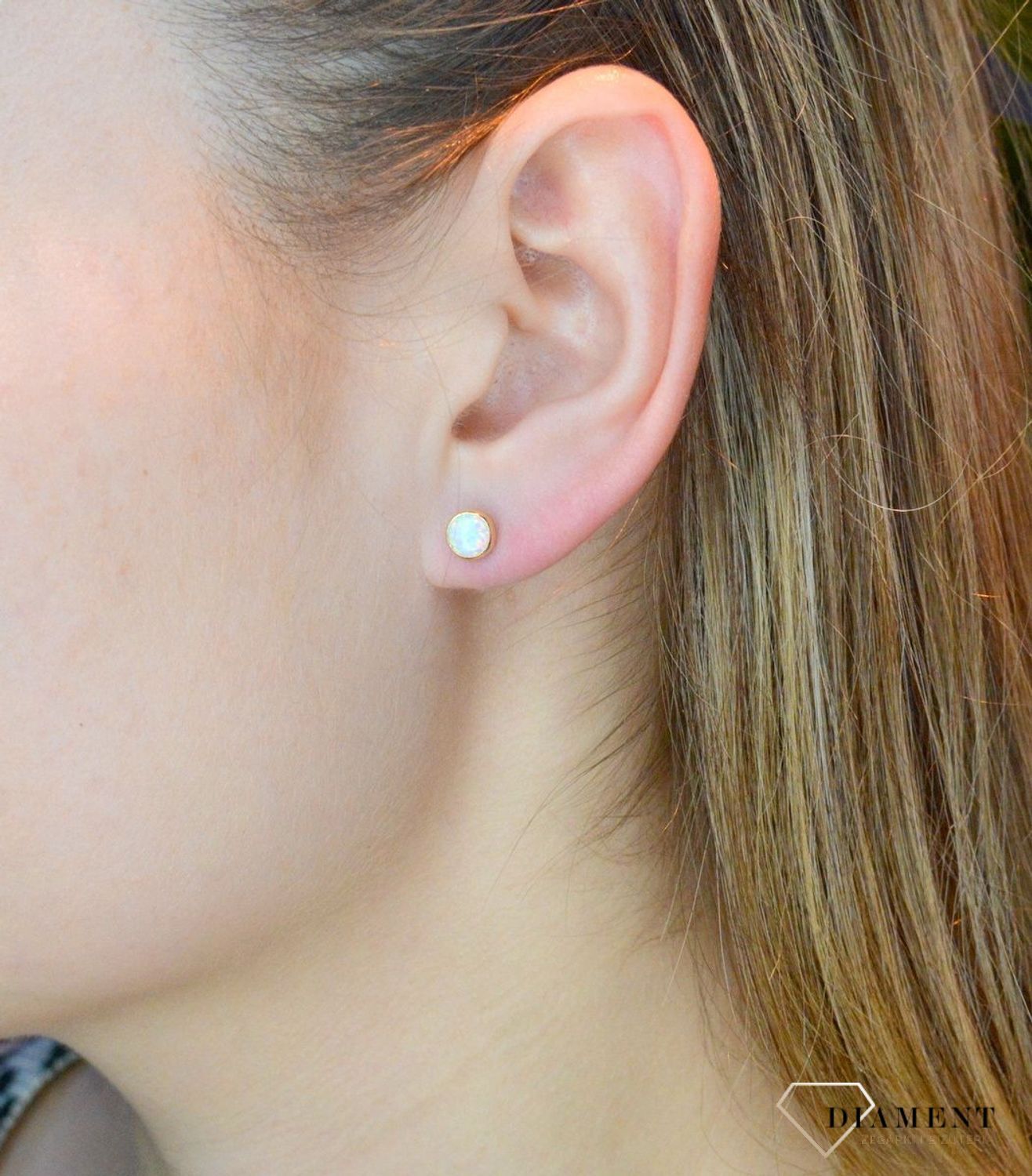 Złote kolczyki 585 wkrętki z opalem DIA-KLC-7-21-K01127-2-585. Kolczyki z wygodnym zapięciem na sztyft. Kolczyki można połączyć z pozostała biżuterią i stworzyć modne sety. Kolczyki zostały ozdobione opalem. Wielkość kolczyków 0,5 cm.jpg