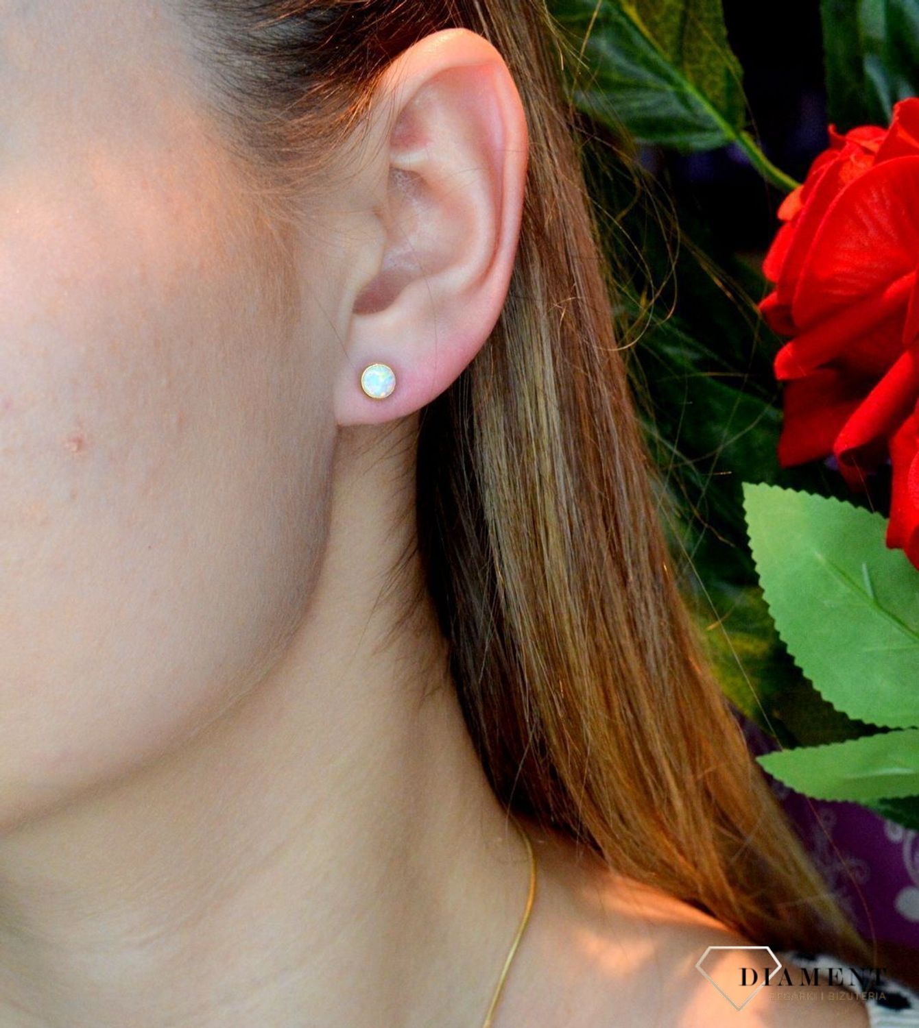 Złote kolczyki 585 wkrętki z opalem DIA-KLC-7-21-K01127-2-585. Kolczyki z wygodnym zapięciem na sztyft. Kolczyki można połączyć z pozostała biżuterią i stworzyć modne sety. Kolczyki zostały ozdobione opalem. Wielkość kolczyków 0,5 cm.jpg