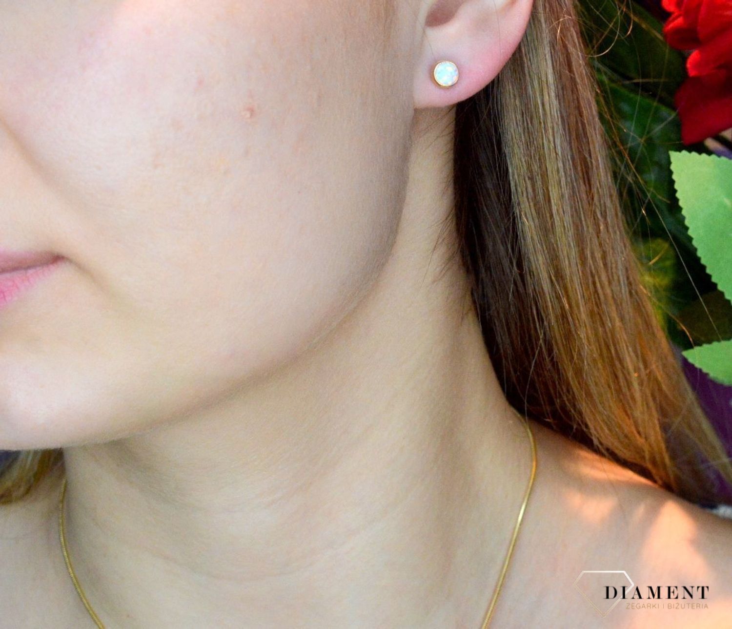 Złote kolczyki 585 wkrętki z opalem DIA-KLC-7-21-K01127-2-585. Kolczyki z wygodnym zapięciem na sztyft. Kolczyki można połączyć z pozostała biżuterią i stworzyć modne sety. Kolczyki zostały ozdobione opalem. Wielkość kolczyków 0,5 cm.jpg