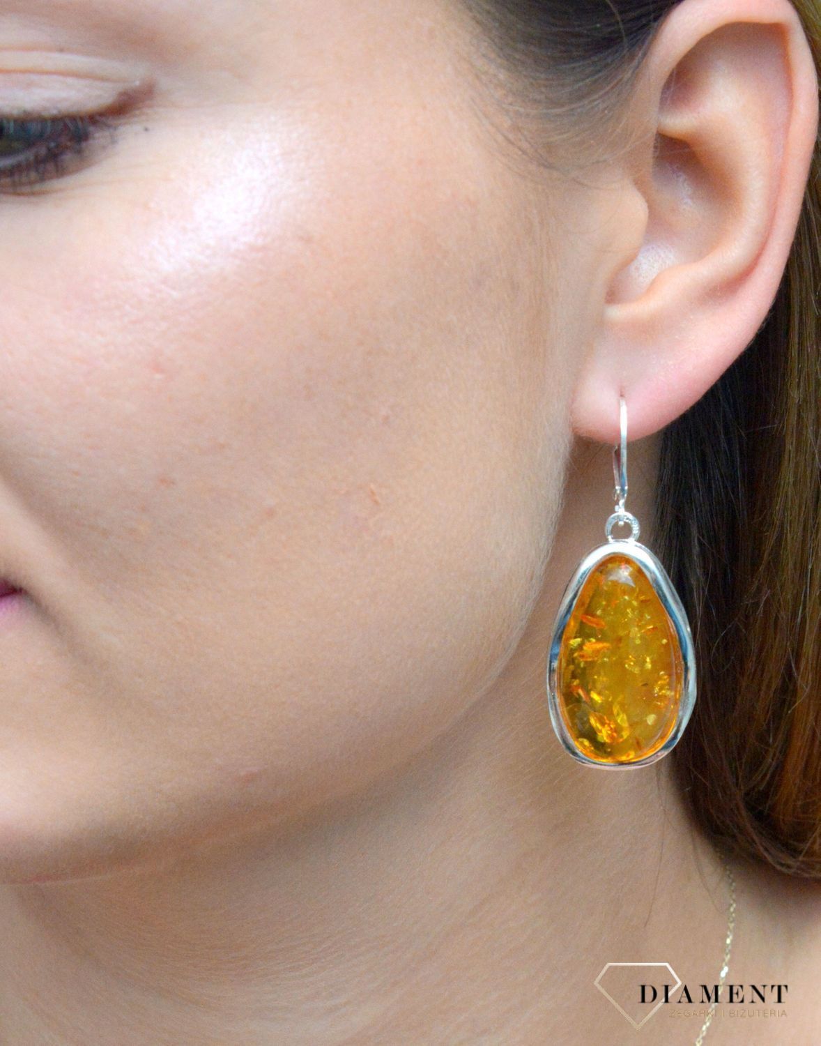 Kolczyki srebrne wiszące z bursztynem miodowym DIA-KLC-7044-925.  Kolczyki wiszące srebrne. Kolczyki łezki. Kolczyki srebrne na bigiel. Bursztyn bałtycki. Kolczyki srebrne z bursztynem. Kolczyki srebrne idealne na prezent..jpg