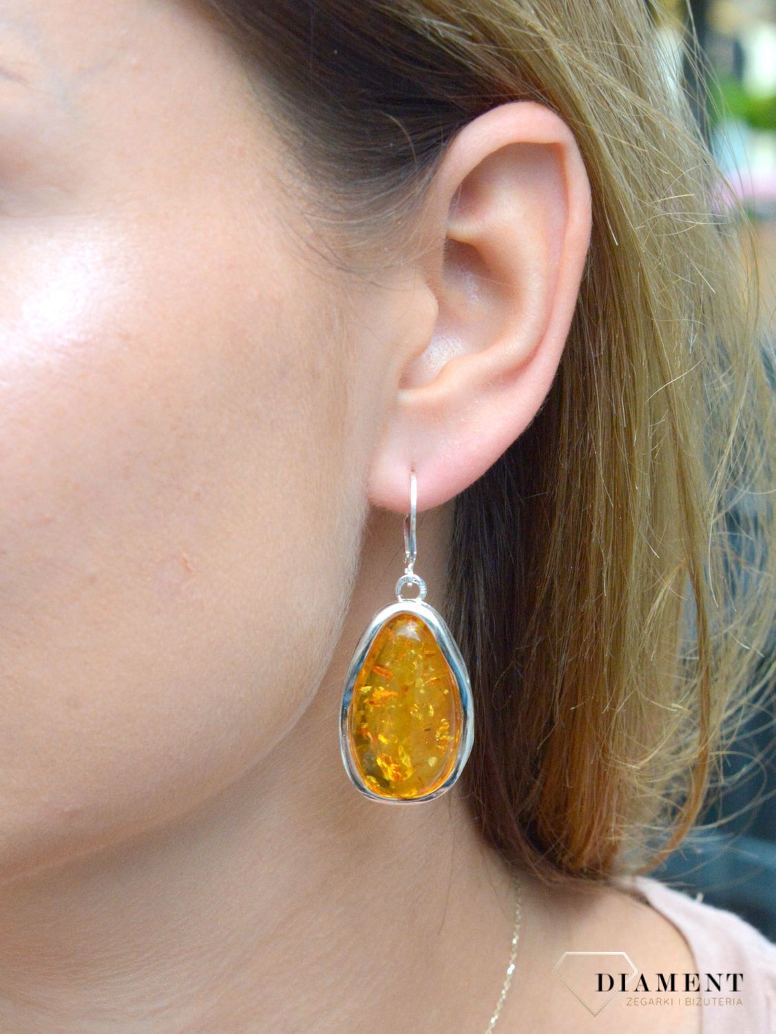 Kolczyki srebrne wiszące z bursztynem miodowym DIA-KLC-7044-925.  Kolczyki wiszące srebrne. Kolczyki łezki. Kolczyki srebrne na bigiel. Bursztyn bałtycki. Kolczyki srebrne z bursztynem. Kolczyki srebrne idealne na prezent..jpg