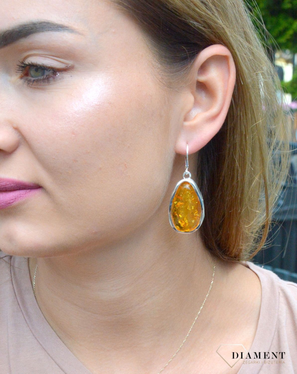 Kolczyki srebrne wiszące z bursztynem miodowym DIA-KLC-7044-925.  Kolczyki wiszące srebrne. Kolczyki łezki. Kolczyki srebrne na bigiel. Bursztyn bałtycki. Kolczyki srebrne z bursztynem. Kolczyki srebrne idealne na prezent..jpg