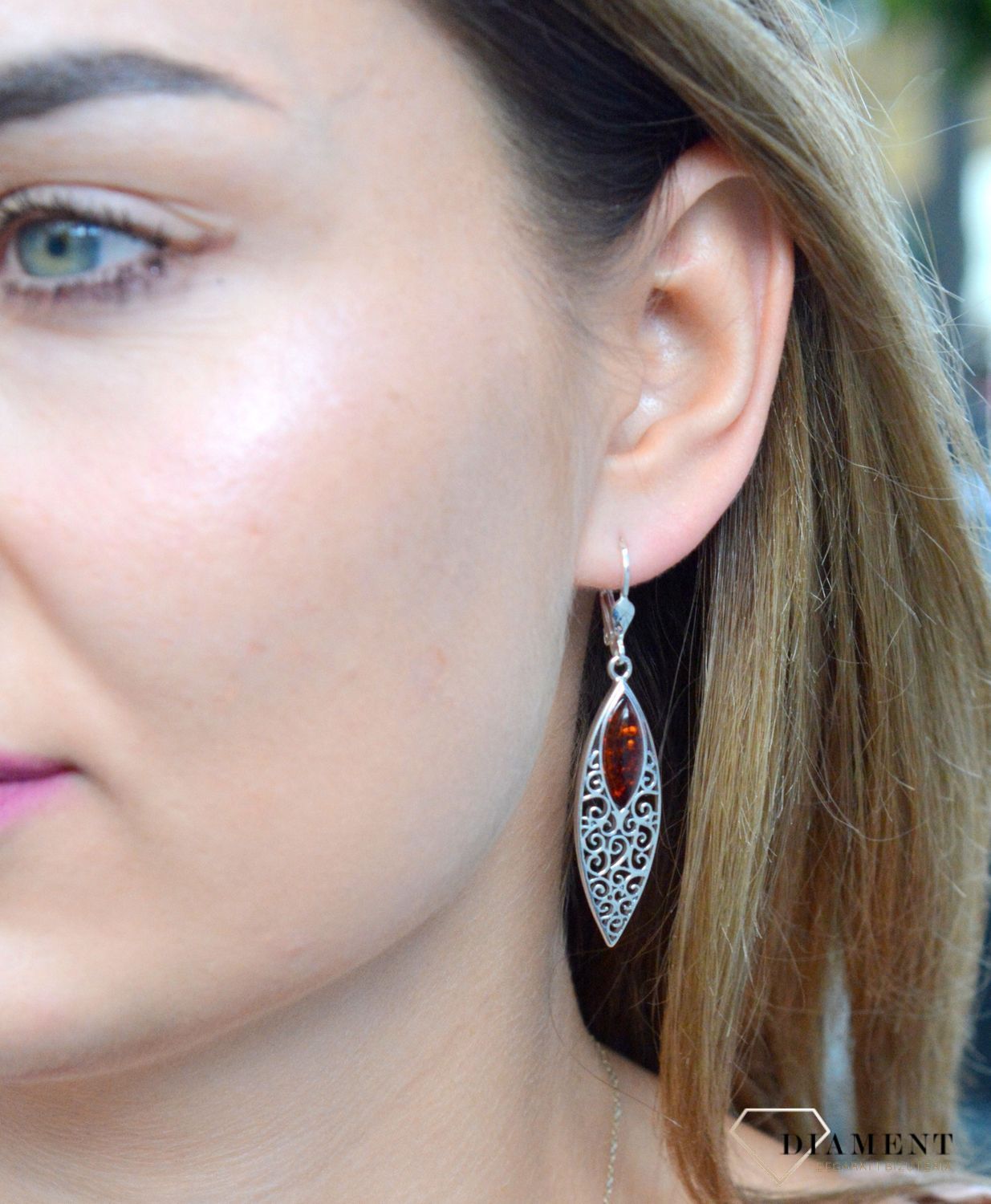 Kolczyki srebrne wiszące ażurowe listki z bursztynem DIA-KLC-7076-925.Srebrne kolczyki z bursztynem to modelem bardzo ciekawy, ponieważ dzięki ciepłej kolorystyce pięknie podkreśla on urodę  Charakteryzują się stylem wiszącym.jpg
