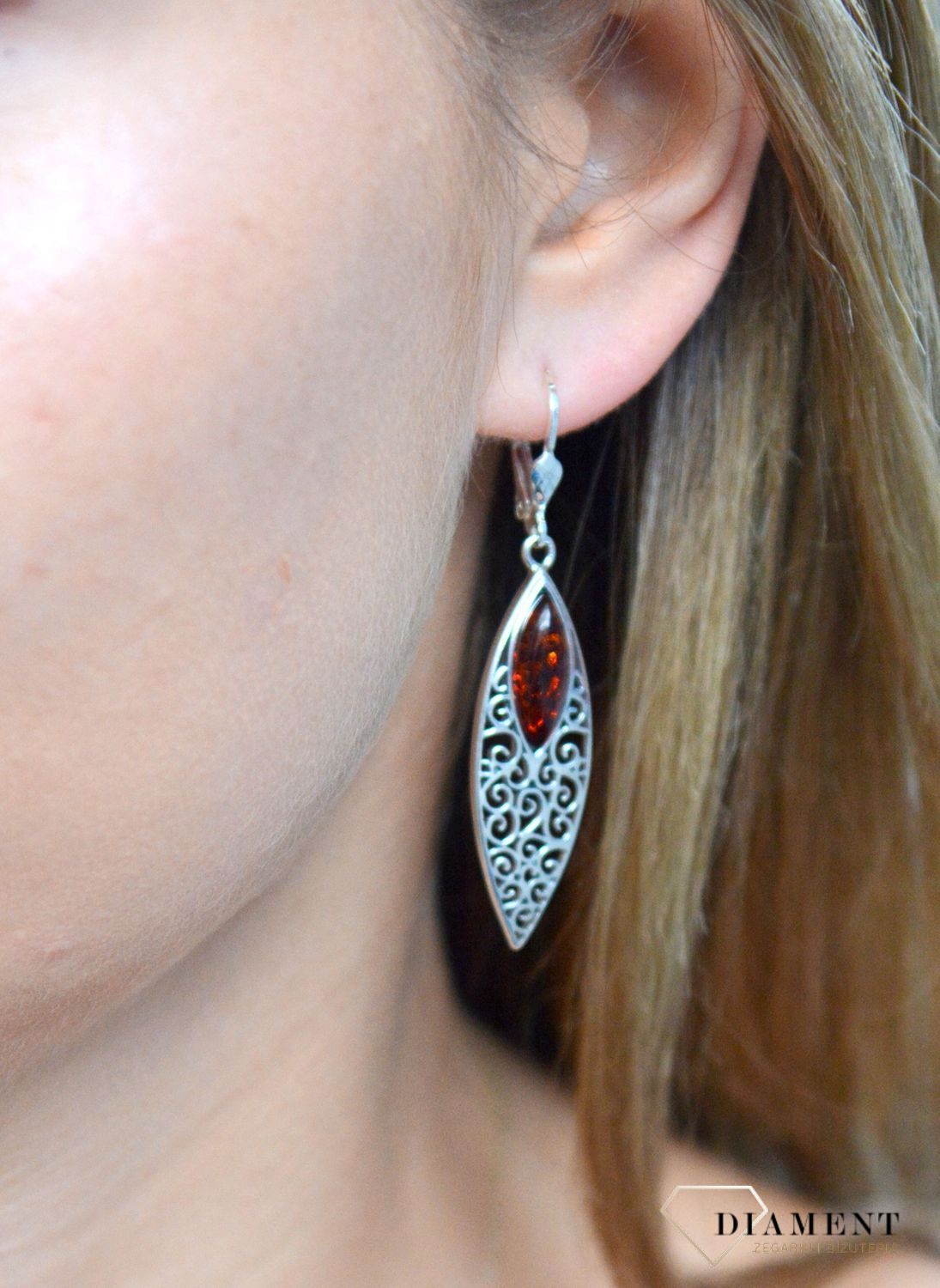 Kolczyki srebrne wiszące ażurowe listki z bursztynem DIA-KLC-7076-925.Srebrne kolczyki z bursztynem to modelem bardzo ciekawy, ponieważ dzięki ciepłej kolorystyce pięknie podkreśla on urodę  Charakteryzują się stylem wiszącym.jpg