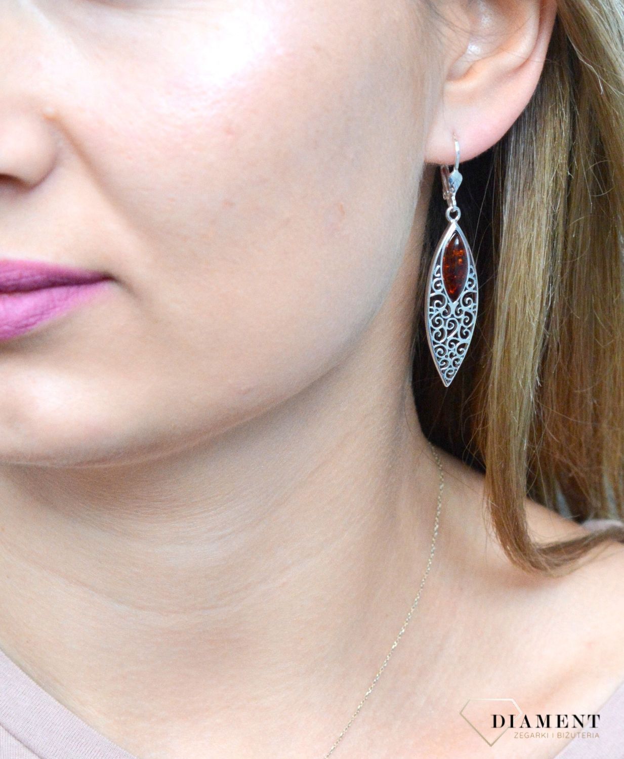 Kolczyki srebrne wiszące ażurowe listki z bursztynem DIA-KLC-7076-925.Srebrne kolczyki z bursztynem to modelem bardzo ciekawy, ponieważ dzięki ciepłej kolorystyce pięknie podkreśla on urodę  Charakteryzują się stylem wiszącym.jpg
