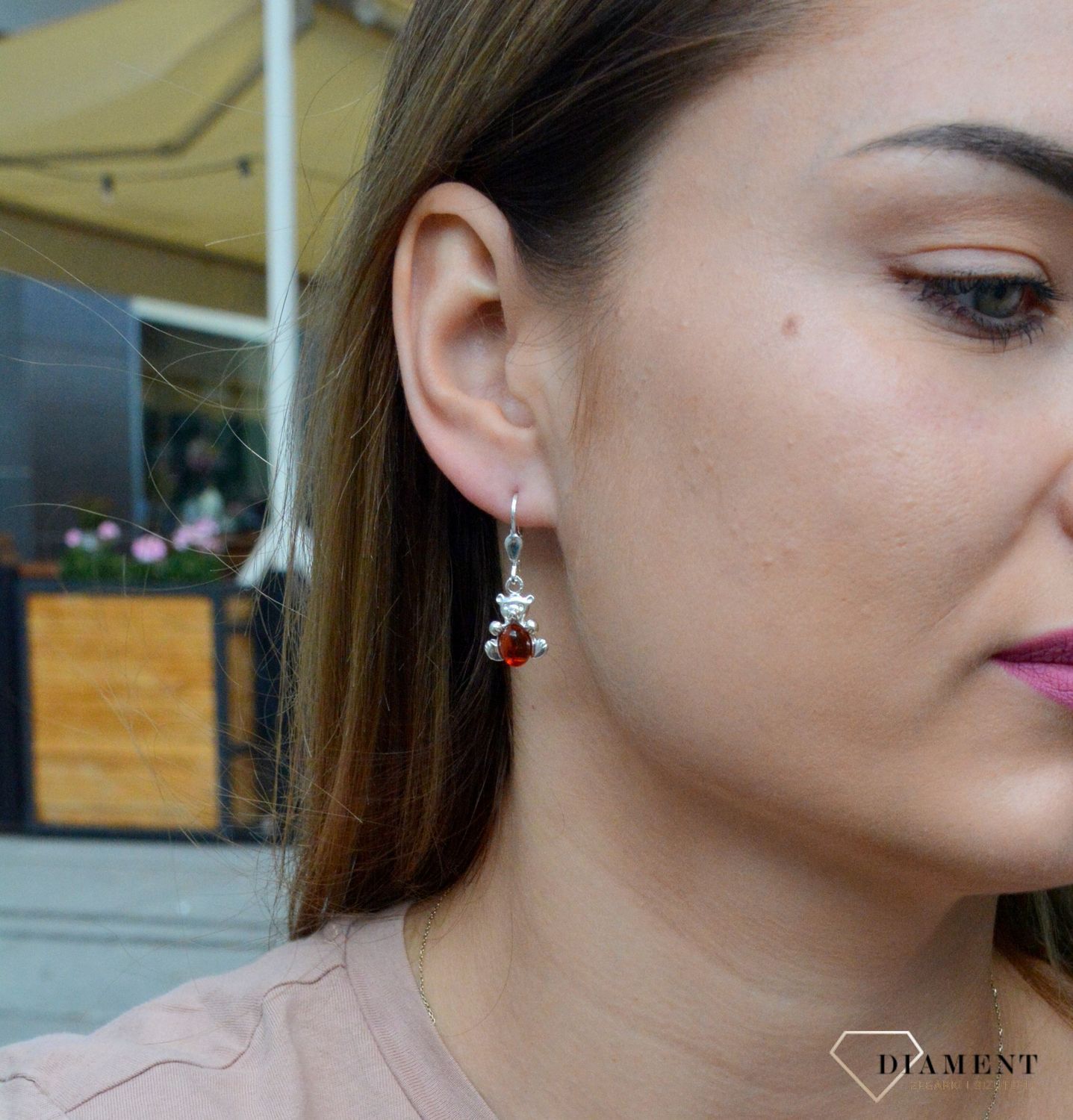 Kolczyki srebrne wiszące o kształcie misia z bursztynem DIA-KLC-7078-925. Srebrne kolczyki z bursztynem to modelem bardzo ciekawy, ponieważ dzięki ciepłej kolorystyce pięknie podkreśla on urodę. Charakteryzują się stylem wiszą.jpg