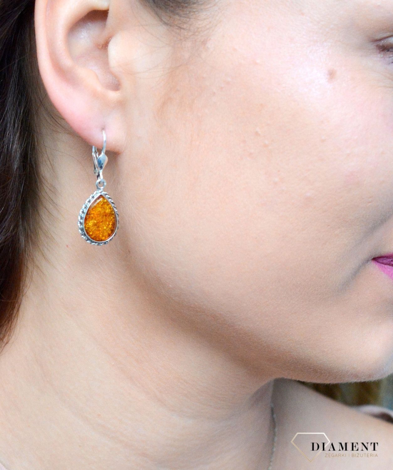 Kolczyki srebrne wiszące z bursztynem bałtyckim DIA-KLC-7080-925.  Kolczyki wiszące srebrne. Kolczyki łezki. Kolczyki srebrne na bigiel. Bursztyn bałtycki. Kolczyki srebrne z bursztynem. Kolczyki srebrne idealne na prezent.jpg