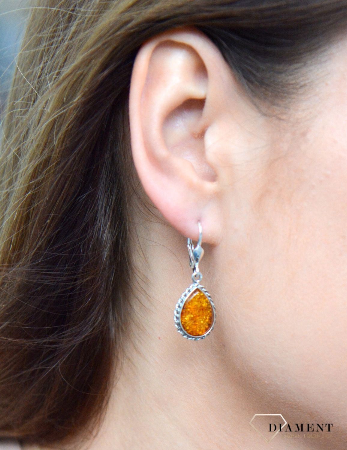 Kolczyki srebrne wiszące z bursztynem bałtyckim DIA-KLC-7080-925.  Kolczyki wiszące srebrne. Kolczyki łezki. Kolczyki srebrne na bigiel. Bursztyn bałtycki. Kolczyki srebrne z bursztynem. Kolczyki srebrne idealne na prezent.jpg