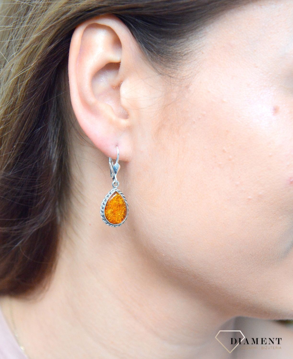 Kolczyki srebrne wiszące z bursztynem bałtyckim DIA-KLC-7080-925.  Kolczyki wiszące srebrne. Kolczyki łezki. Kolczyki srebrne na bigiel. Bursztyn bałtycki. Kolczyki srebrne z bursztynem. Kolczyki srebrne idealne na prezent.jpg