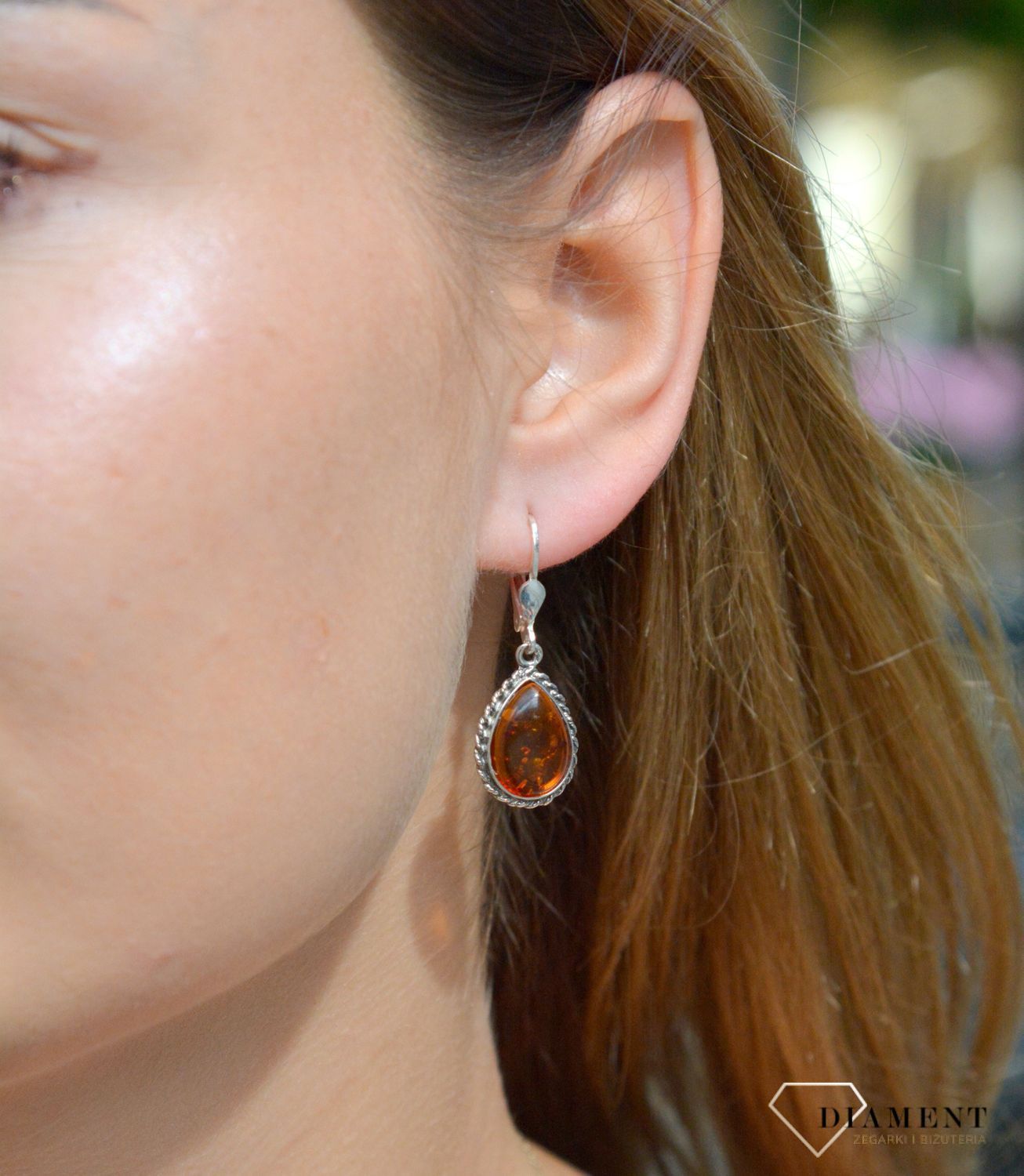 Srebrne kolczyki z bursztynem to modelem bardzo ciekawy, ponieważ dzięki ciepłej kolorystyce pięknie podkreśla on urodę zarówno jasnowłosych, jak i ciemnowłosych pań. Kolczyki wykonano ze srebra 925, jednak mają one delikatny.jpg