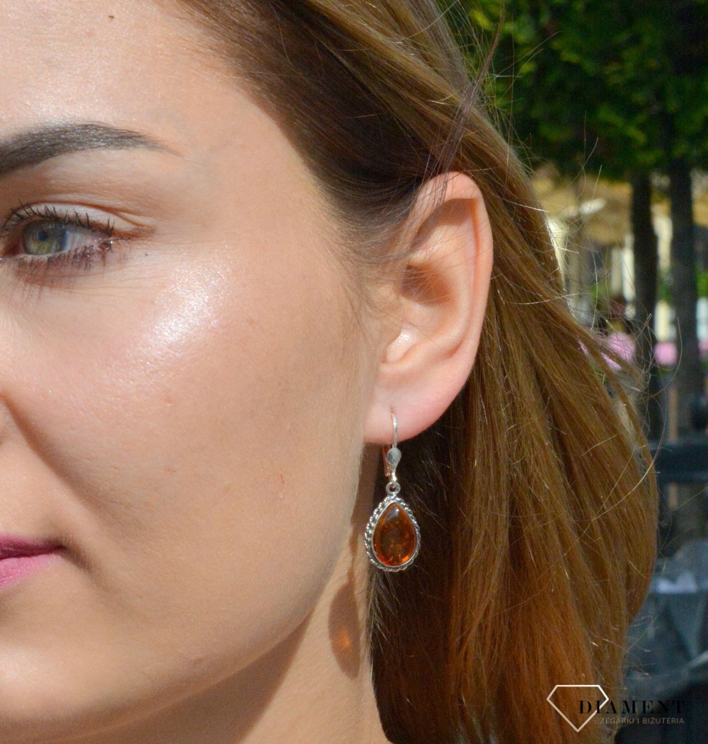 Srebrne kolczyki z bursztynem to modelem bardzo ciekawy, ponieważ dzięki ciepłej kolorystyce pięknie podkreśla on urodę zarówno jasnowłosych, jak i ciemnowłosych pań. Kolczyki wykonano ze srebra 925, jednak mają one delikatny.jpg