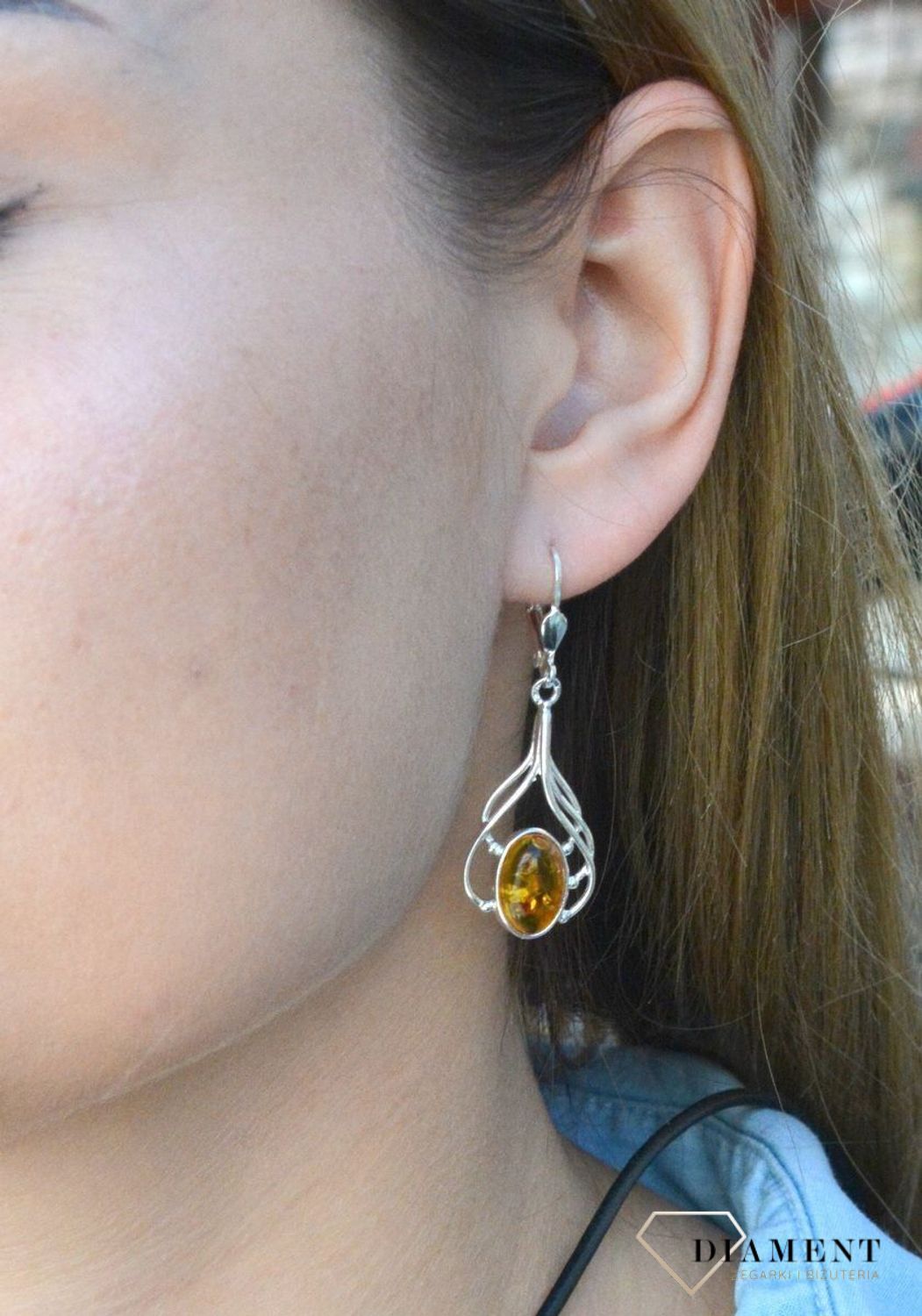 Kolczyki srebrne wiszące z owalnym  bursztynem bałtyckim DIA-KLC-7082-925.  Kolczyki wiszące srebrne. Kolczyki srebrne na bigiel. Bursztyn bałtycki. Kolczyki srebrne z bursztynem. Kolczyki srebrne idealne na prezent..jpg