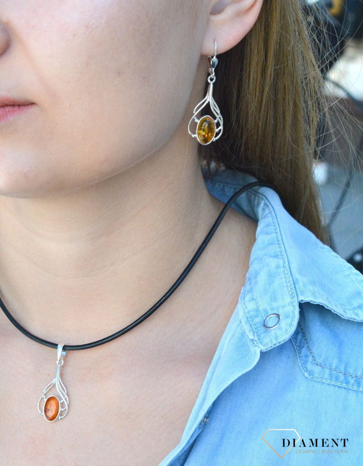 Kolczyki srebrne wiszące z owalnym  bursztynem bałtyckim DIA-KLC-7082-925.  Kolczyki wiszące srebrne. Kolczyki srebrne na bigiel. Bursztyn bałtycki. Kolczyki srebrne z bursztynem. Kolczyki srebrne idealne na prezent..jpg