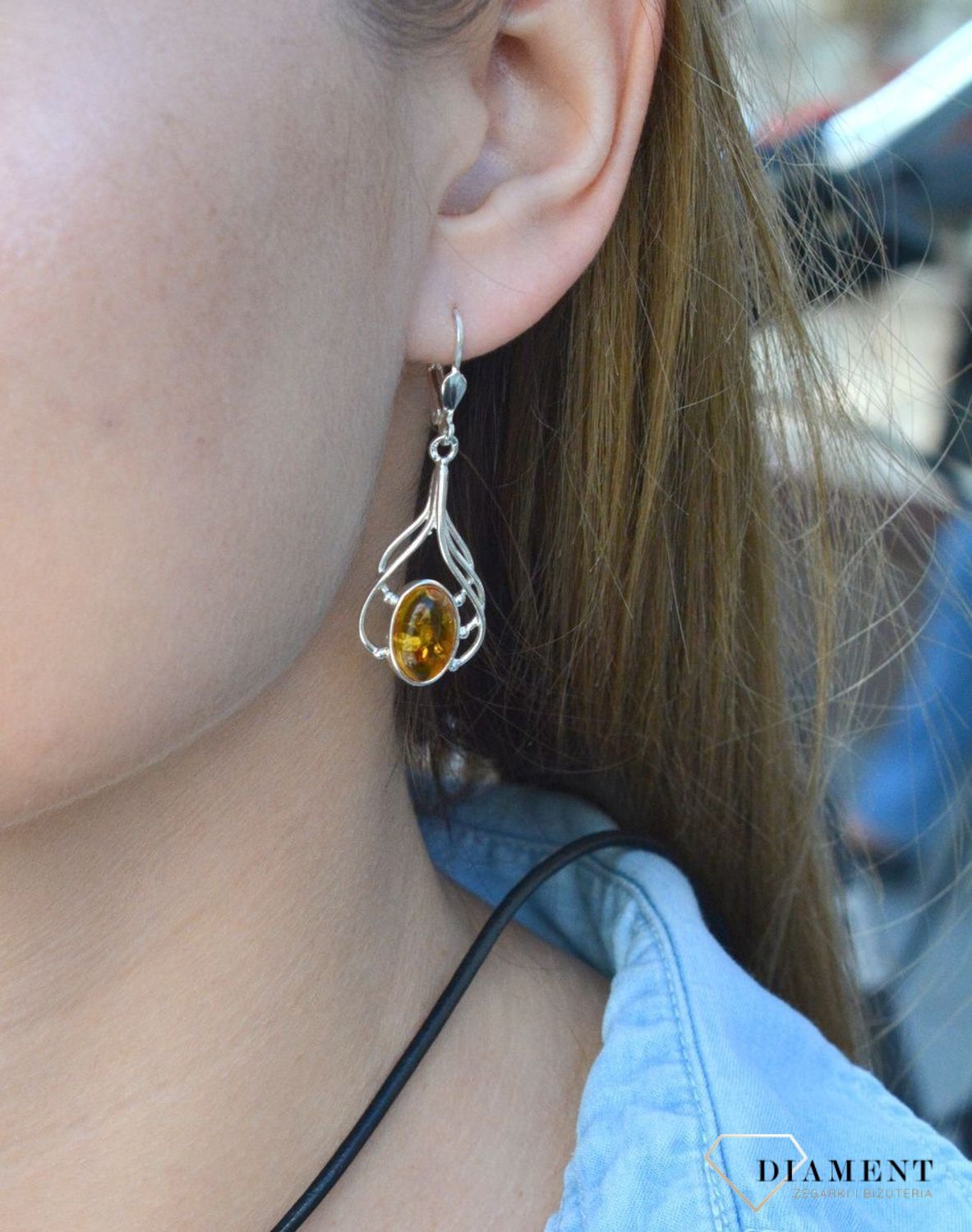 Kolczyki srebrne wiszące z owalnym  bursztynem bałtyckim DIA-KLC-7082-925.  Kolczyki wiszące srebrne. Kolczyki srebrne na bigiel. Bursztyn bałtycki. Kolczyki srebrne z bursztynem. Kolczyki srebrne idealne na prezent..jpg