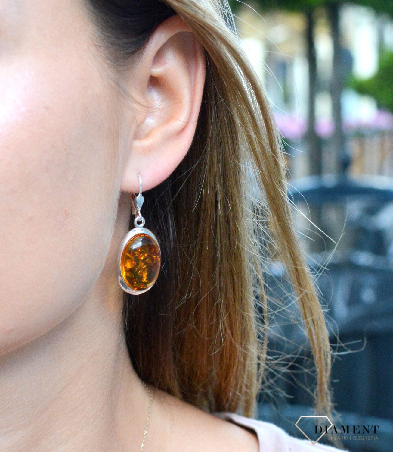 Kolczyki srebrne wiszące z dużym owalnym bursztynem DIA-KLC-7084-925. Srebrne kolczyki z bursztynem to modelem bardzo ciekawy, ponieważ dzięki ciepłej kolorystyce pięknie podkreśla on urodę.Charakteryzują się stylem wiszącym i.jpg